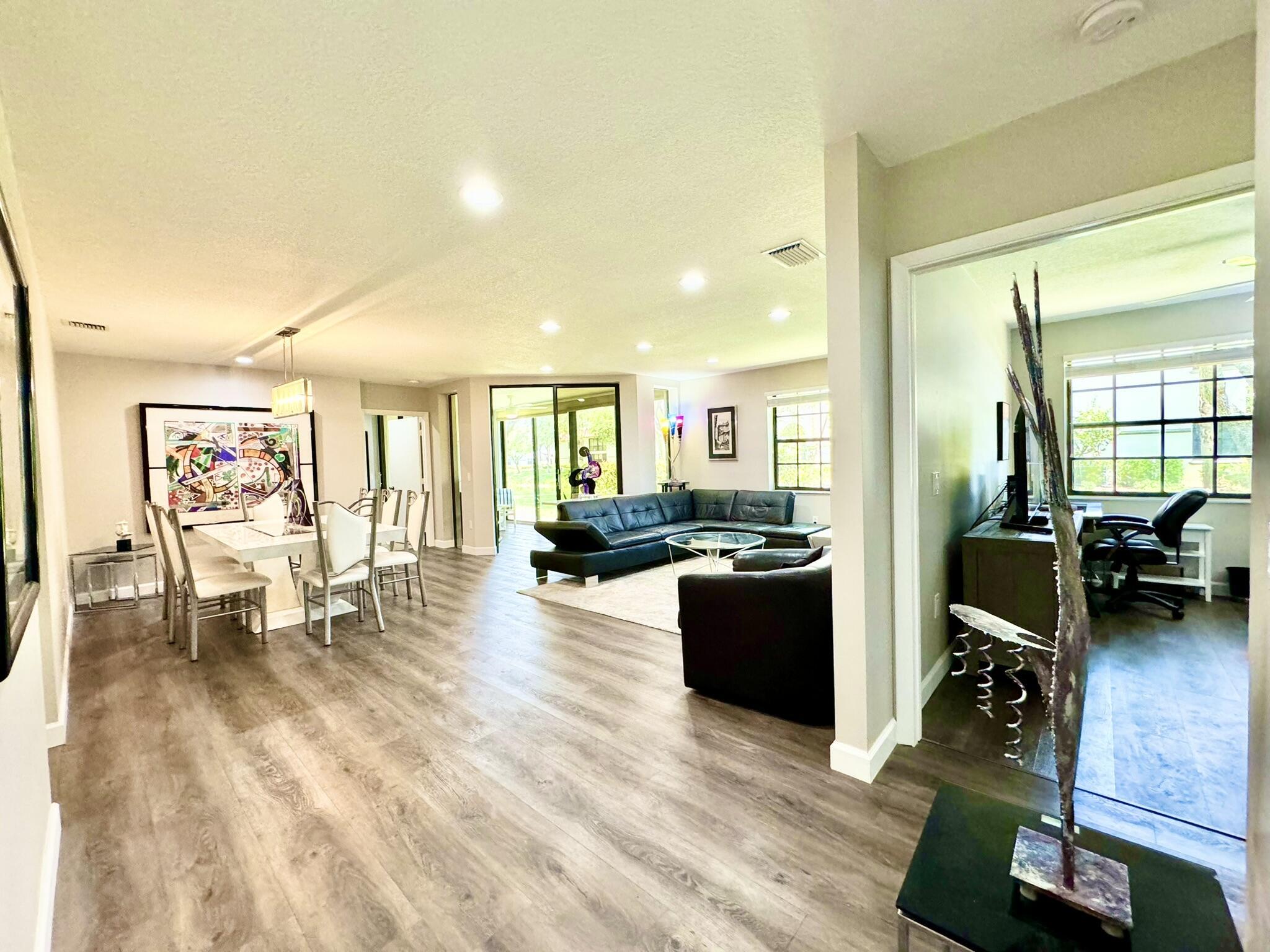 5135 Floria Drive E Property Photo 6