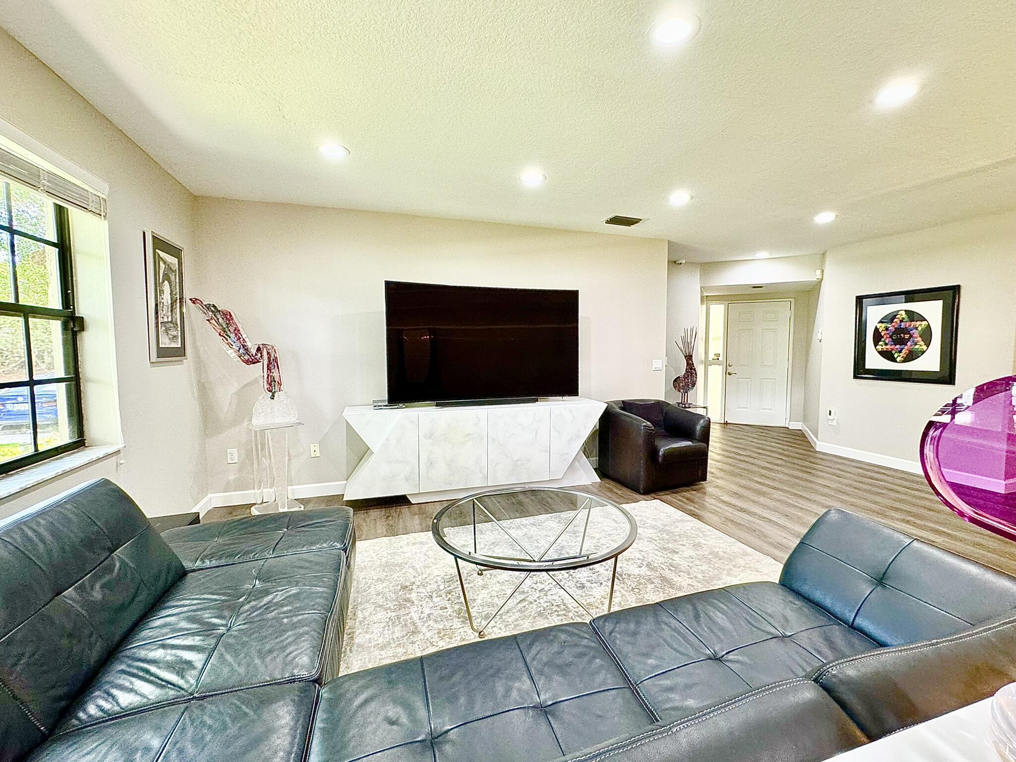 5135 Floria Drive E Property Photo 8