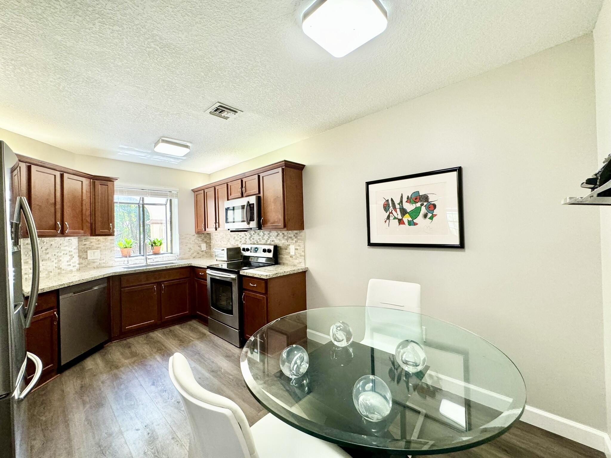 5135 Floria Drive E Property Photo 13