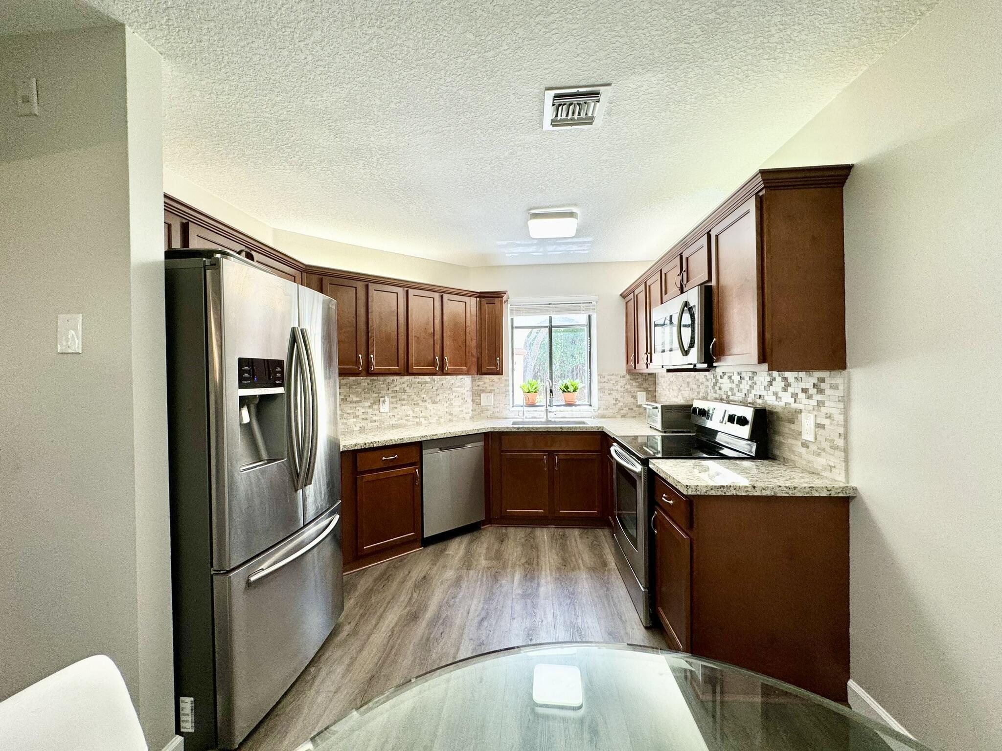 5135 Floria Drive E Property Photo 14