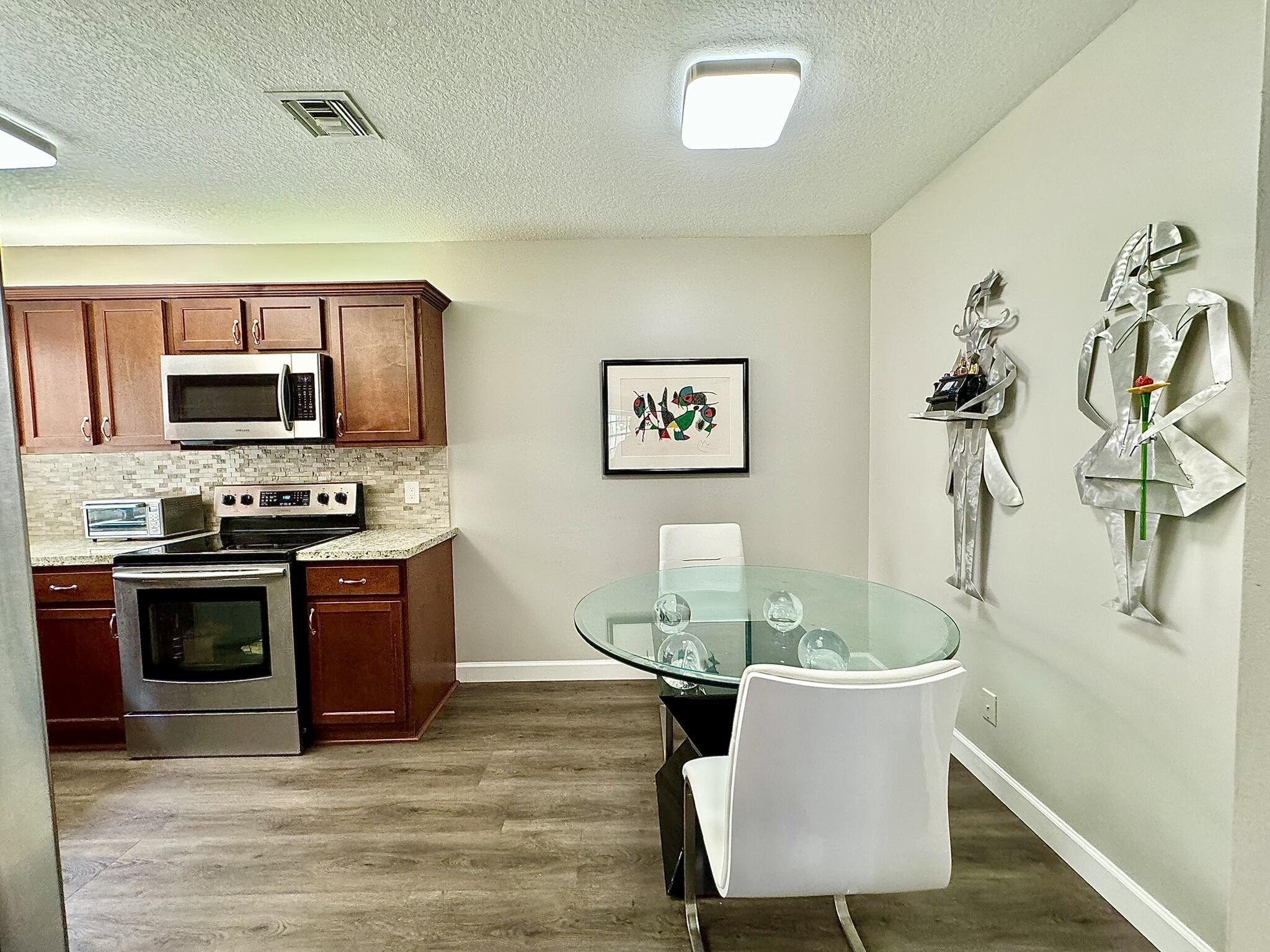 5135 Floria Drive E Property Photo 15