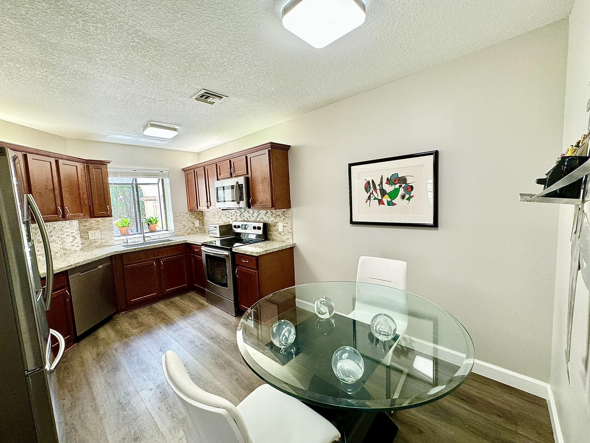 5135 Floria Drive E Property Photo 16