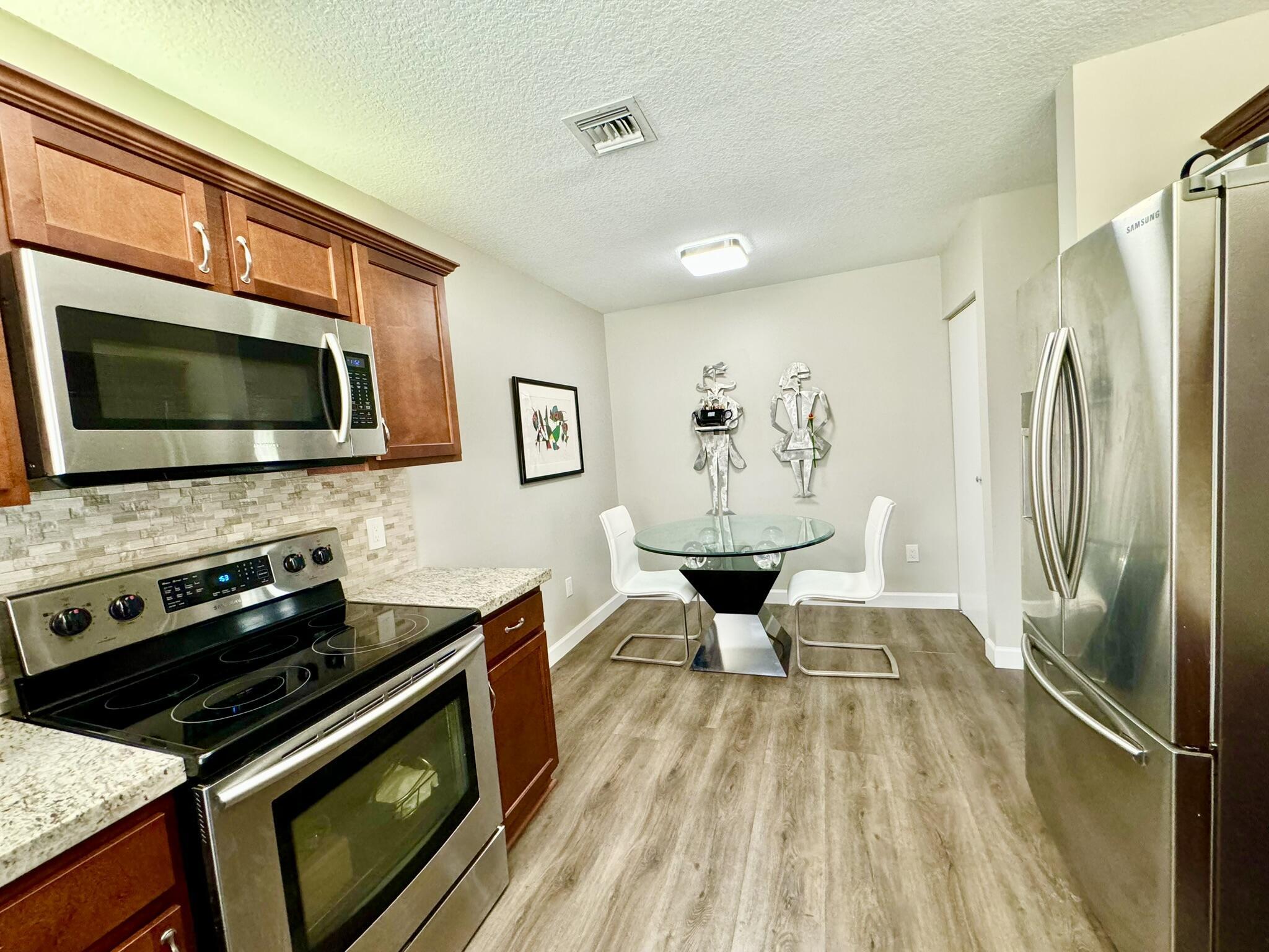 5135 Floria Drive E Property Photo 18