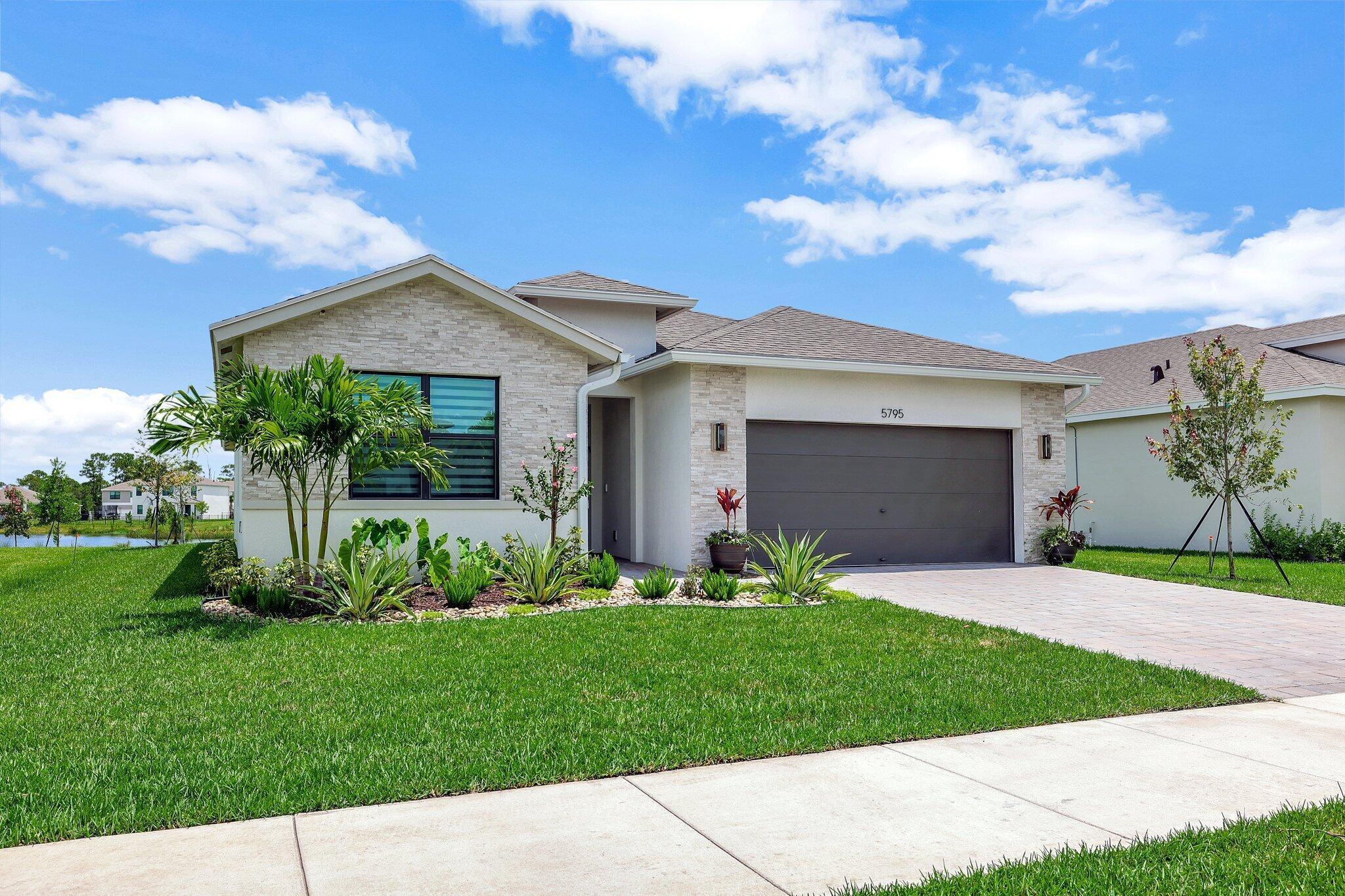 5795 Se Sky Blue Circle Property Photo 2