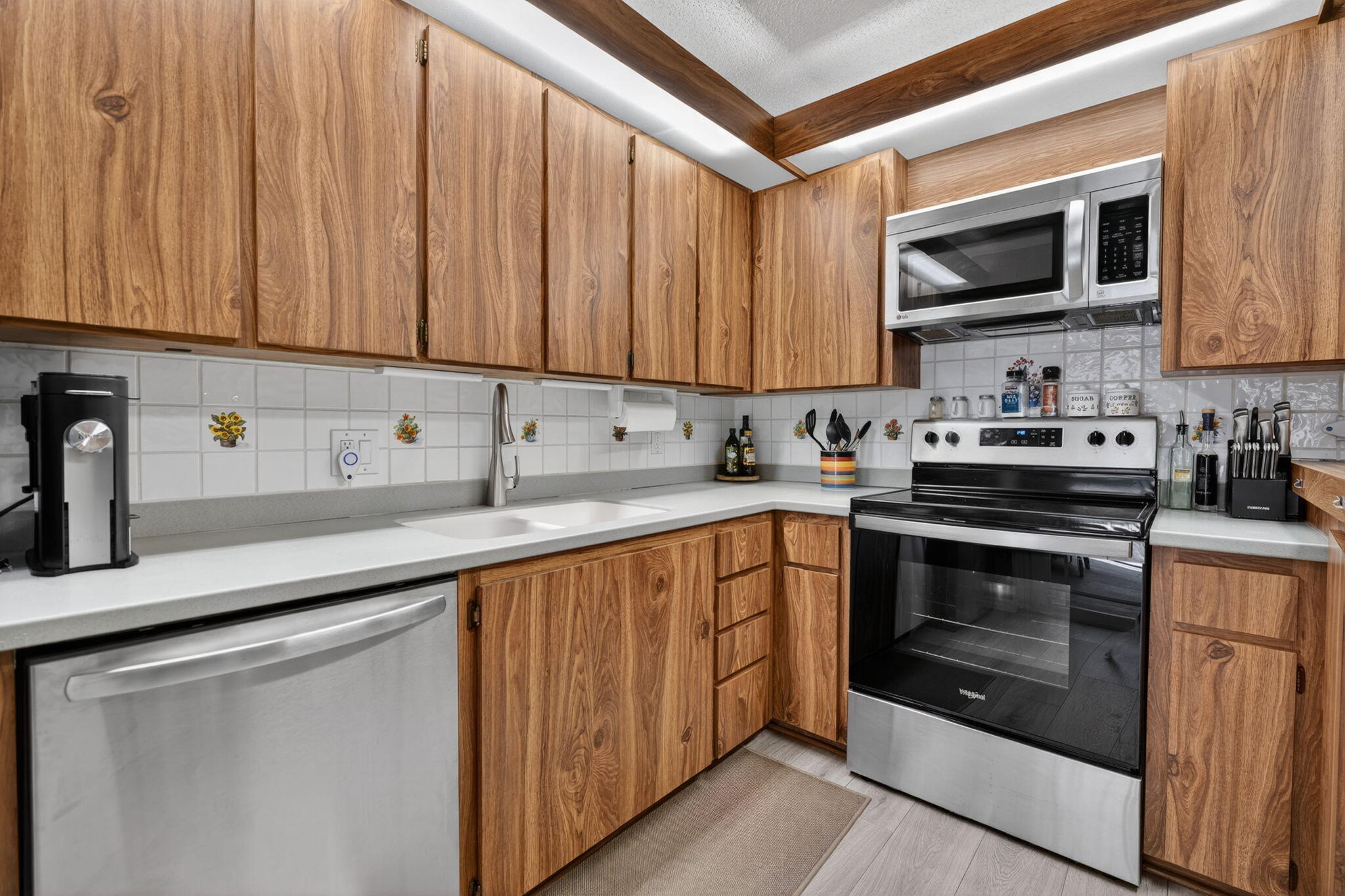 527 5th Terrace Property Photo 8