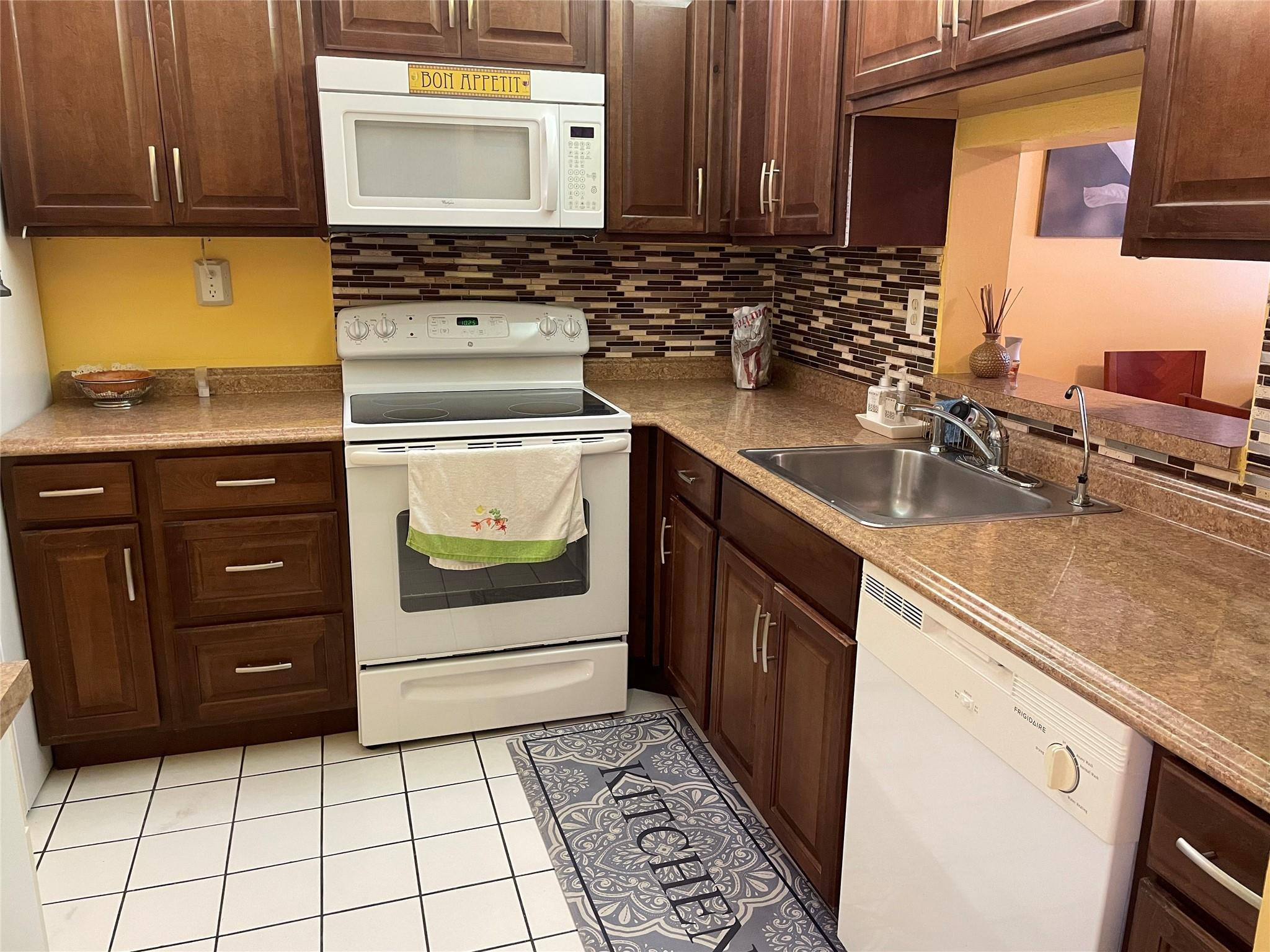 2860 Somerset Drive 311k Property Photo 4
