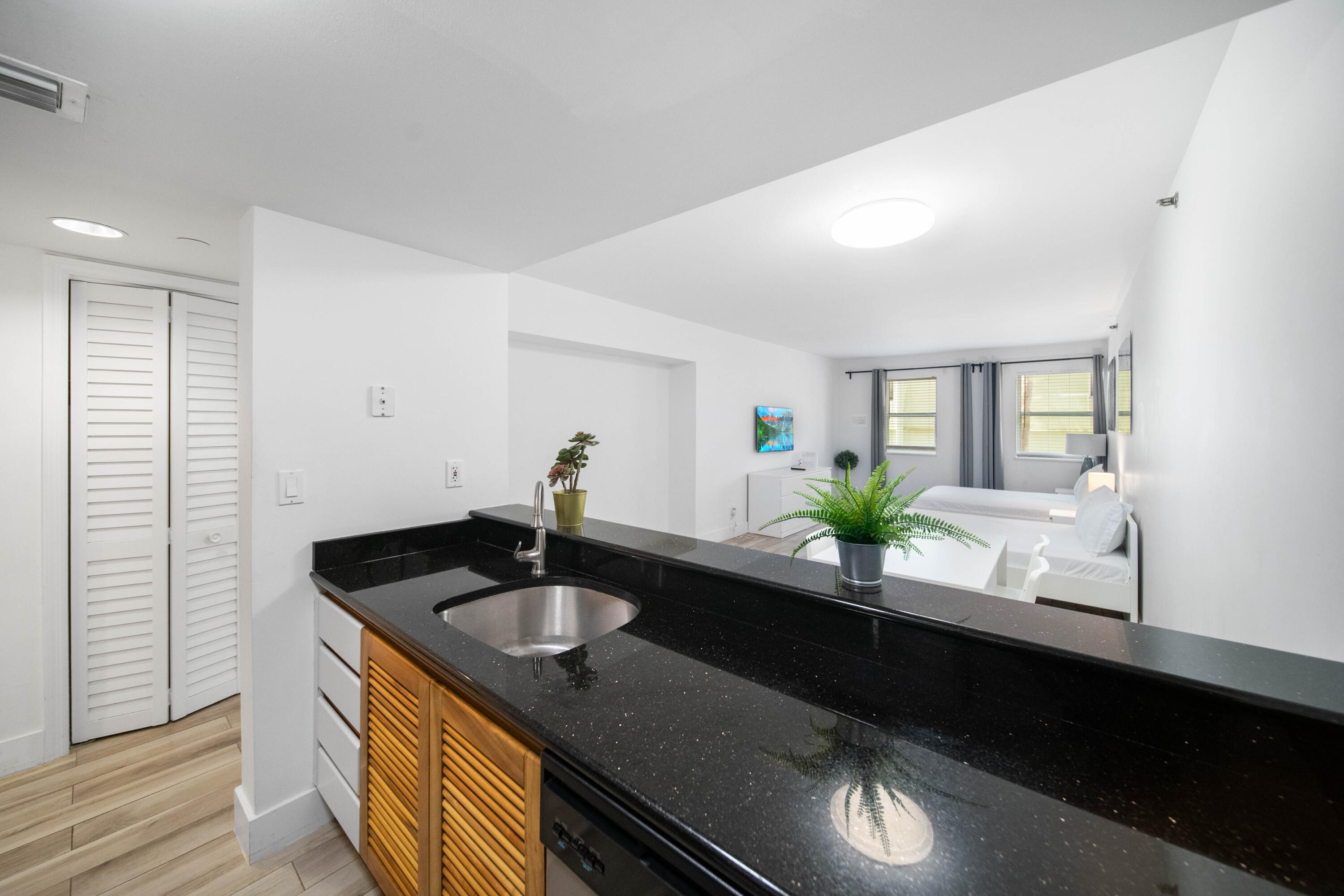 834 Ocean Drive 406 Property Photo 6