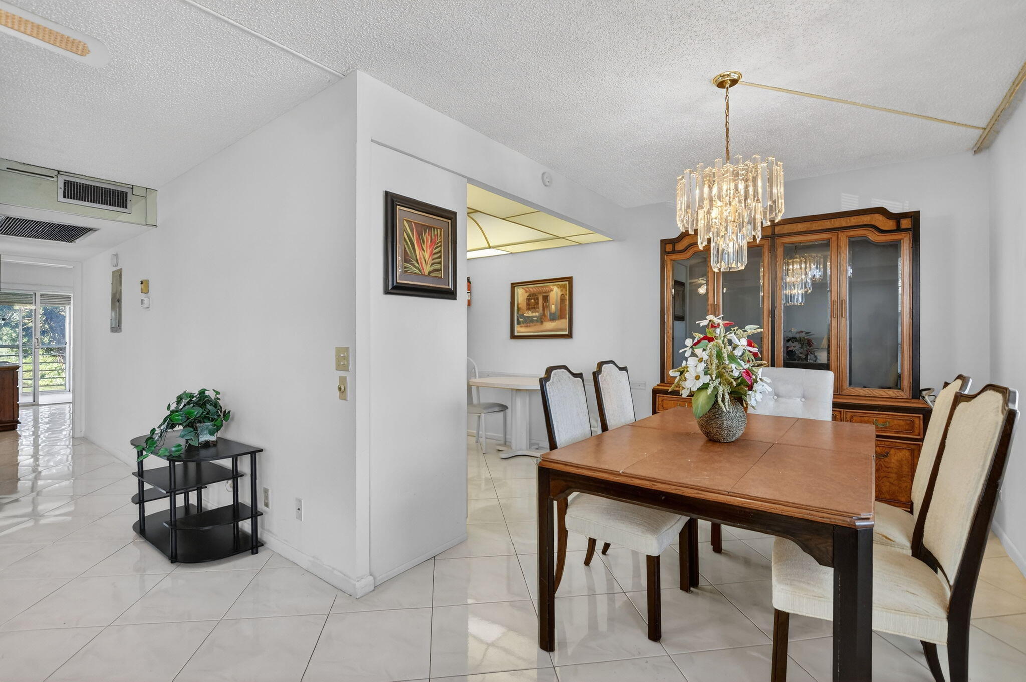 2035 Ainslie Property Photo 6