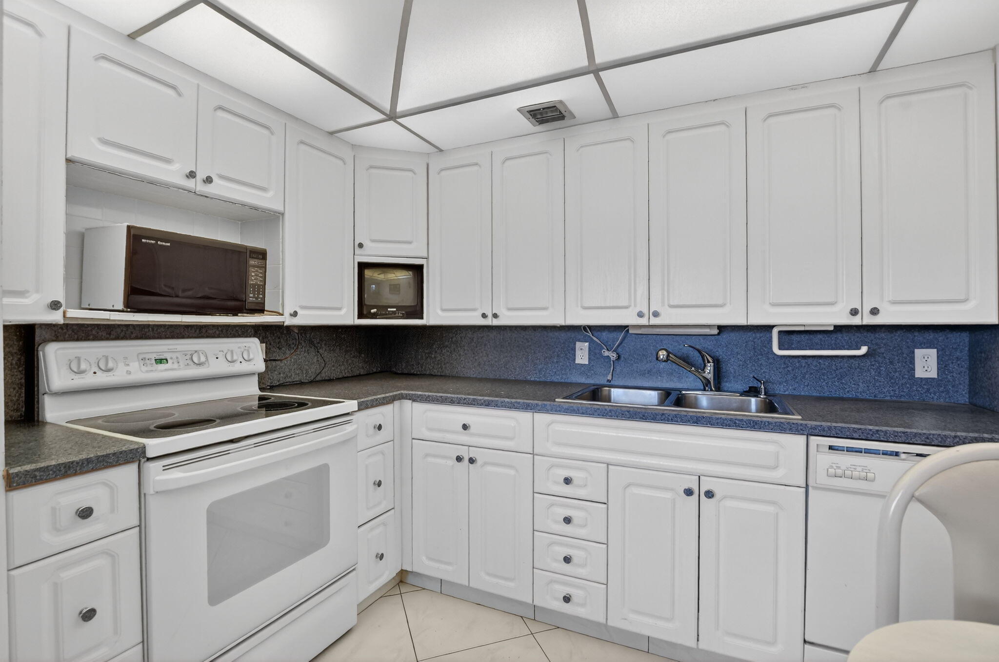 2035 Ainslie Property Photo 9