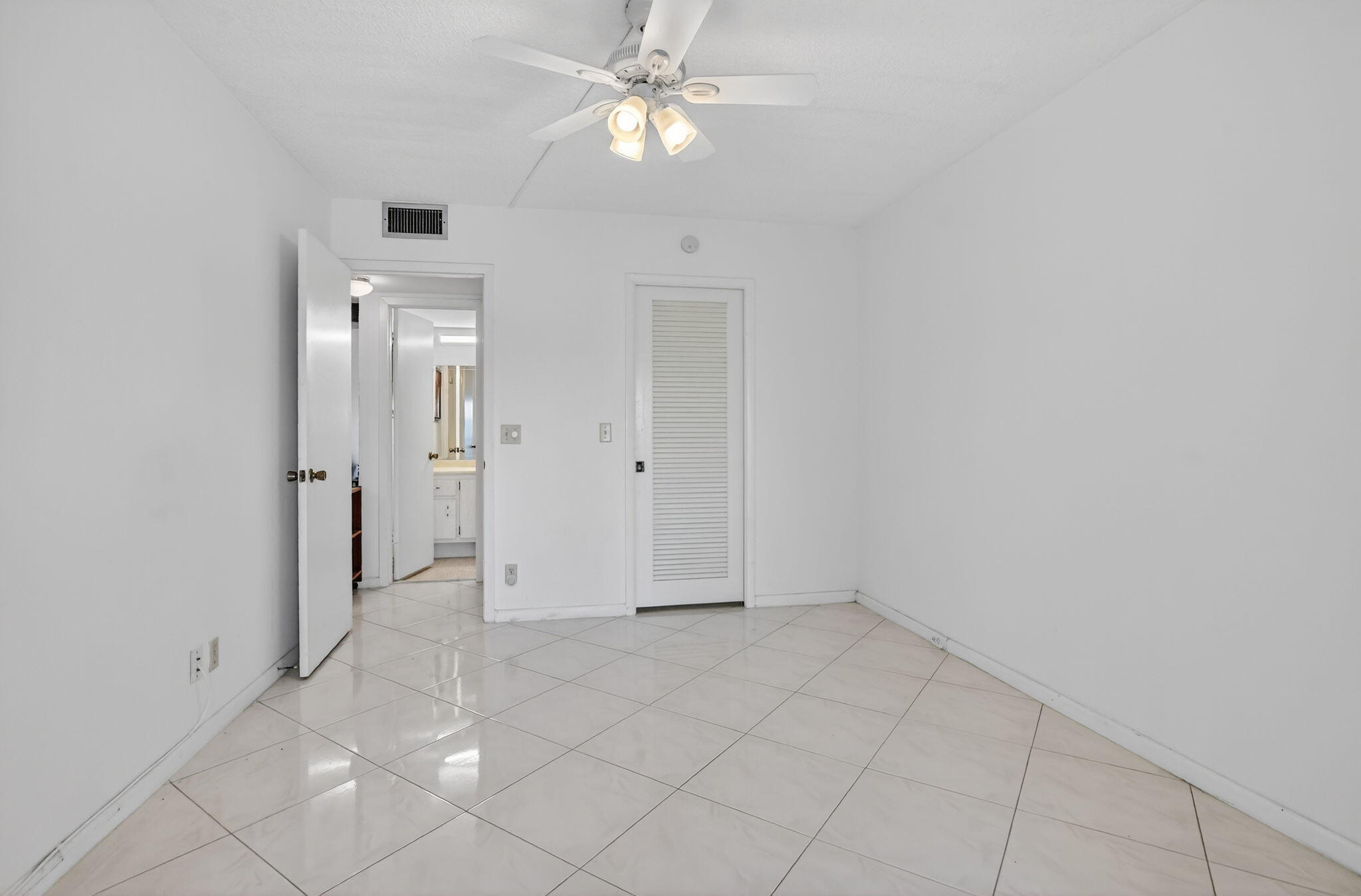 2035 Ainslie Property Photo 18