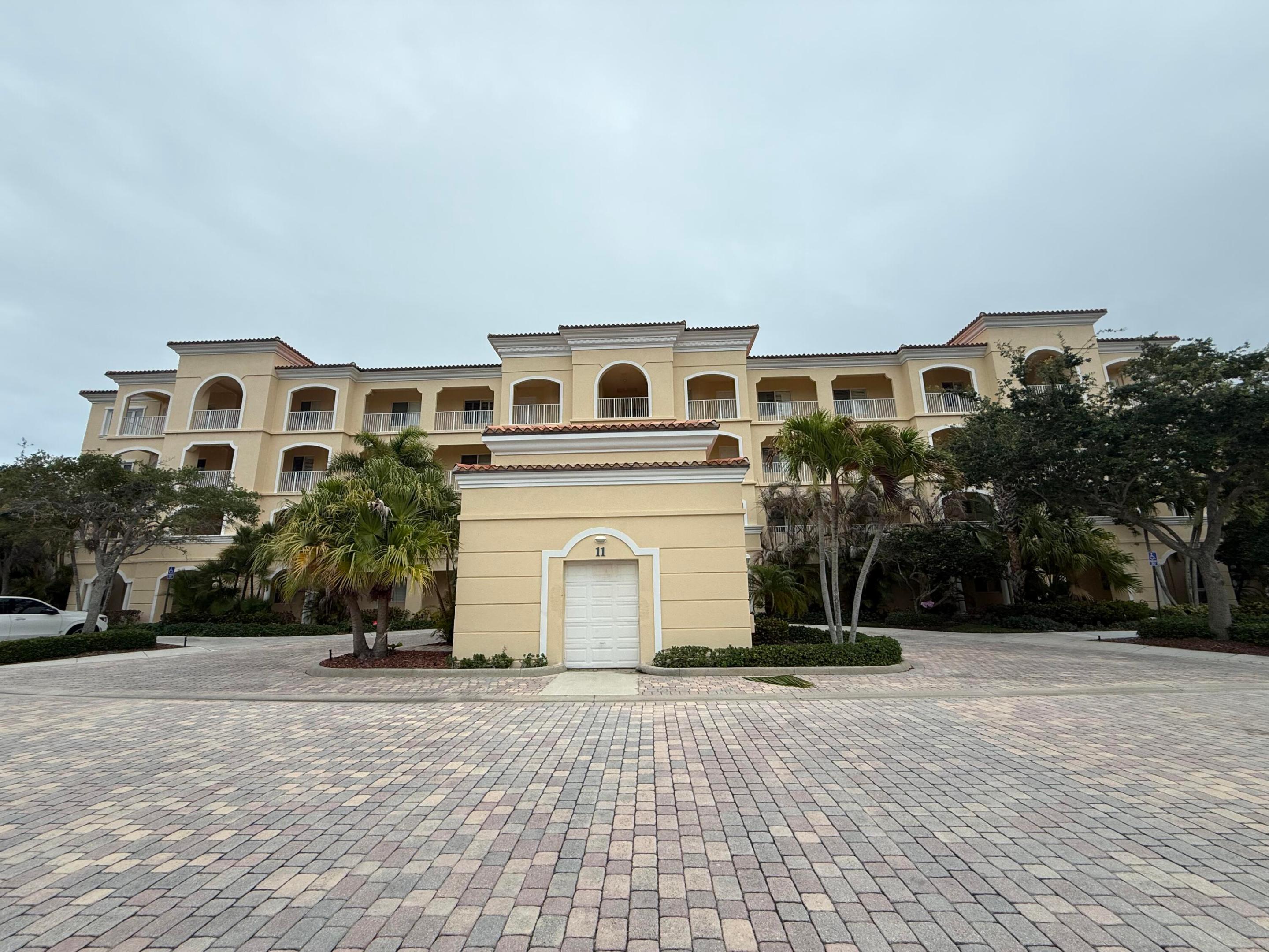 11 W Harbour Isle Dr W 105 Property Photo 1