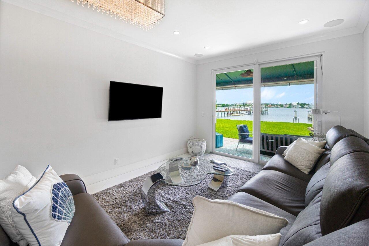 324 N Lake Drive Property Photo 10