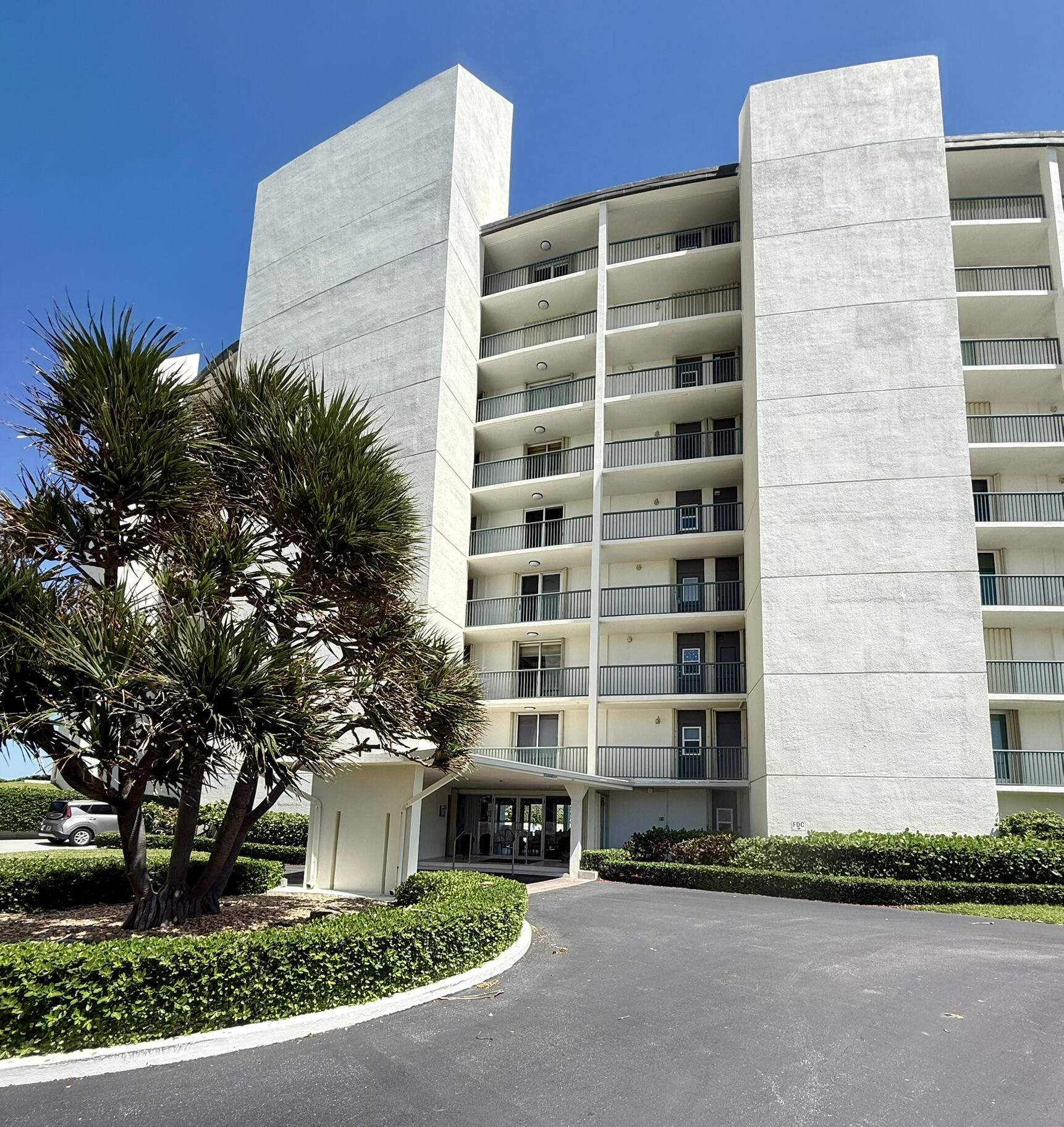 5400 N Ocean Drive 1d Property Photo 4
