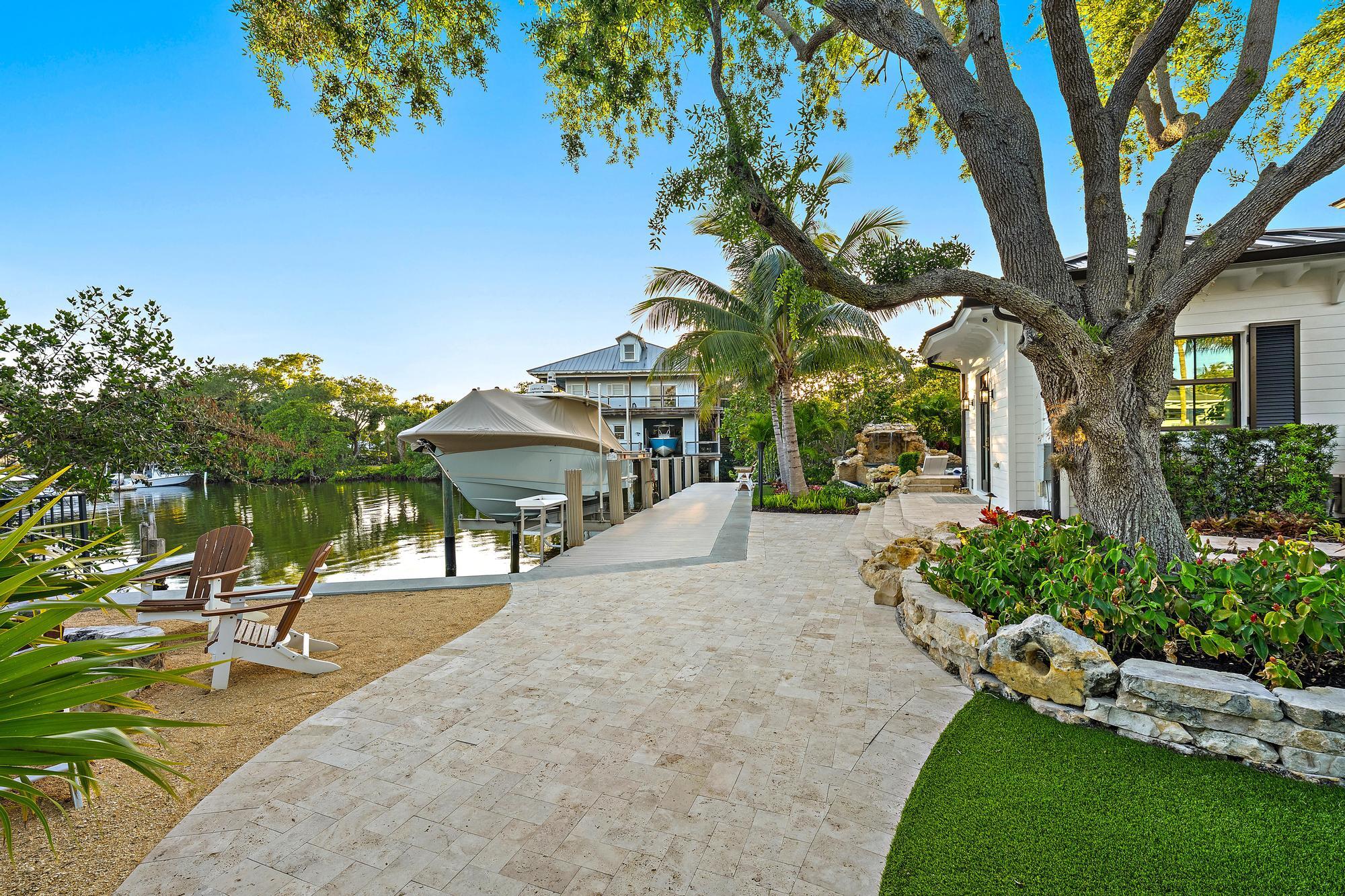 942 Pompano Drive Property Photo 4