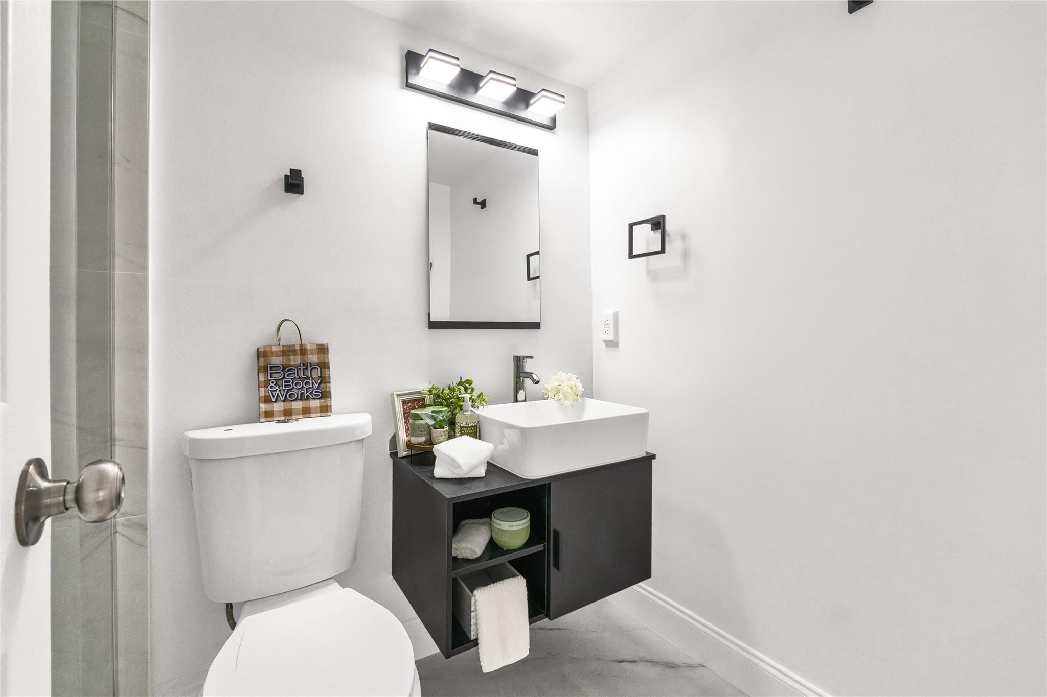242 Tilford L L Property Photo 7
