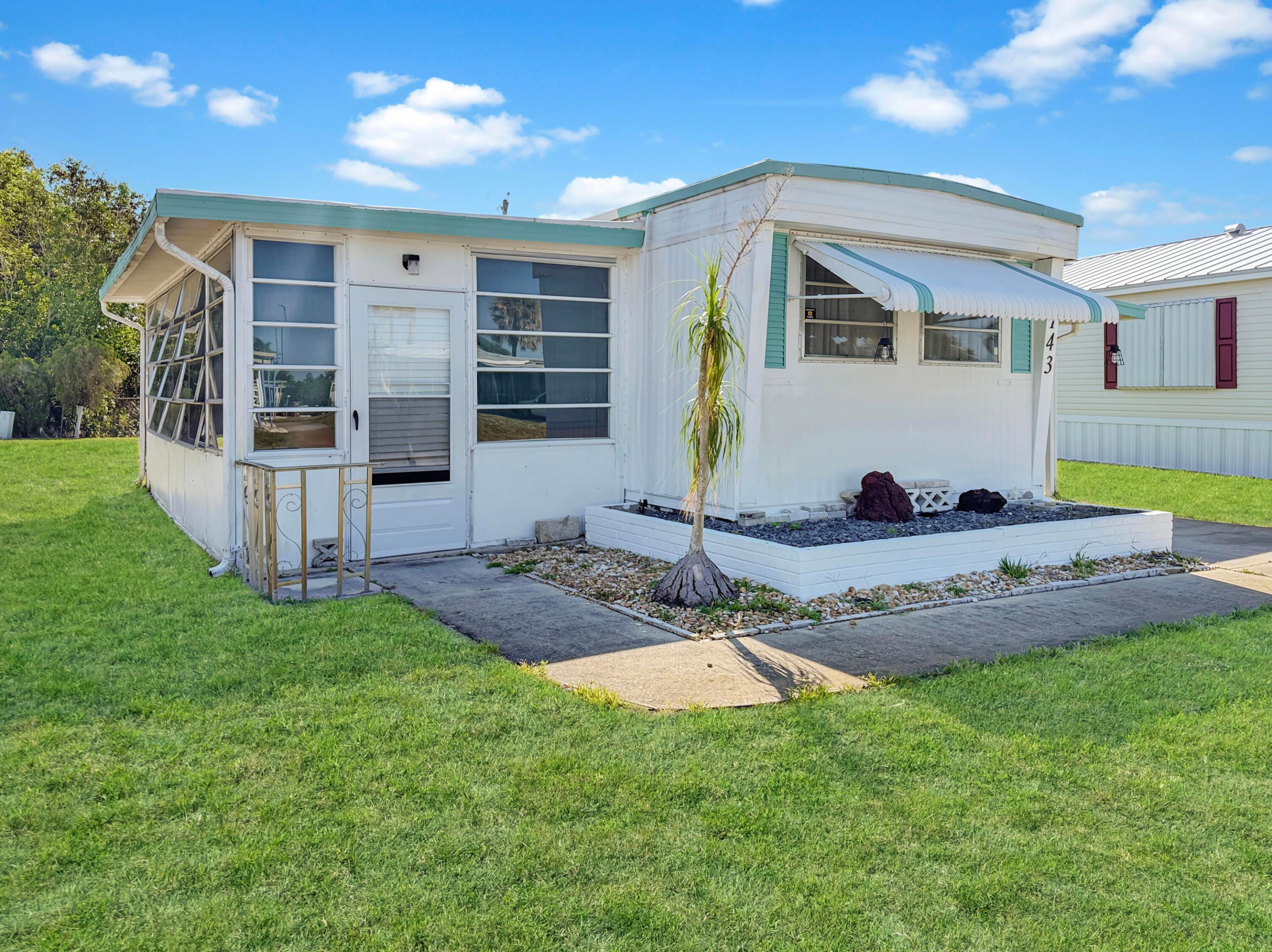 143 Se Easy Street Property Photo 4
