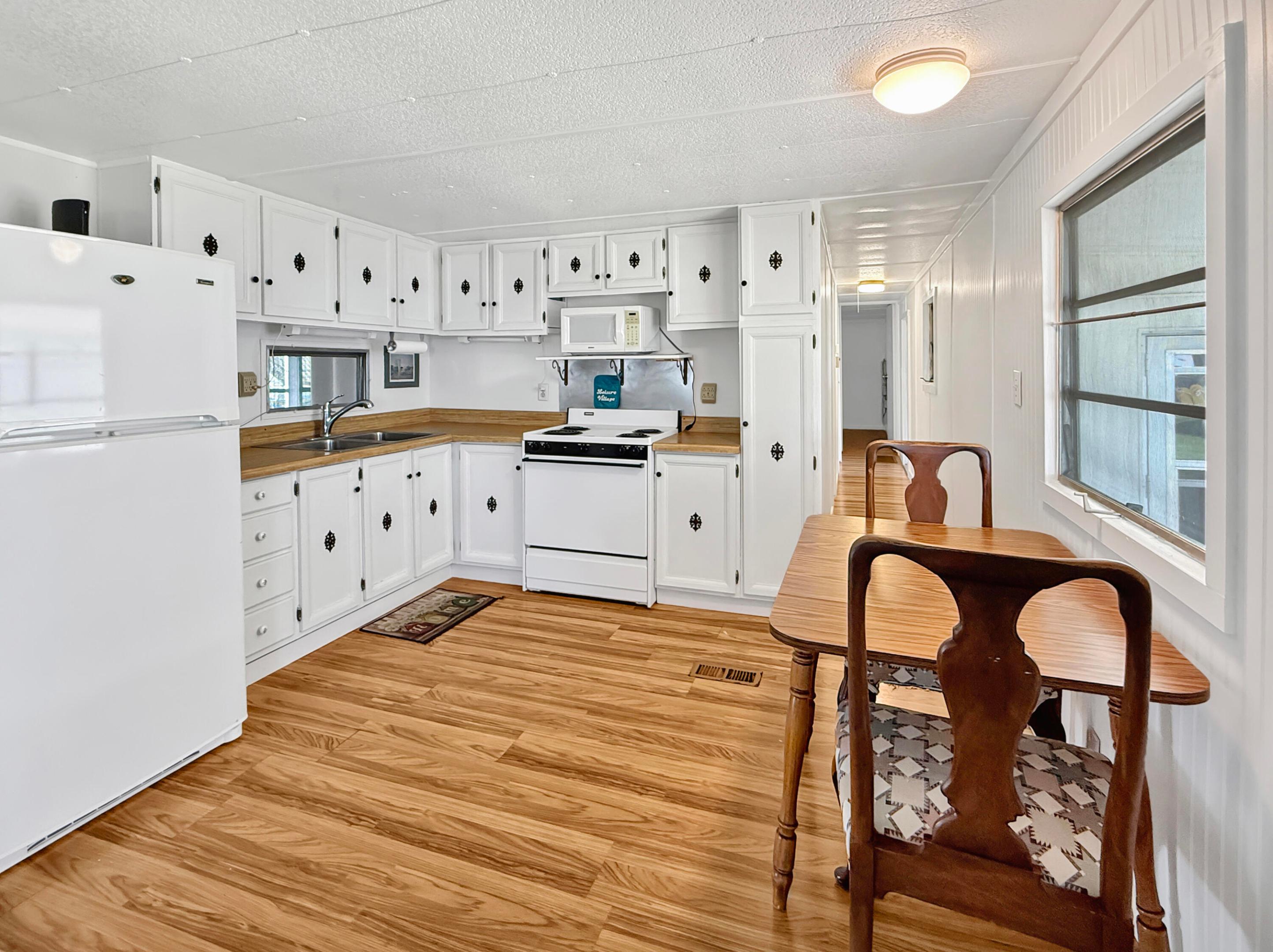 143 Se Easy Street Property Photo 7