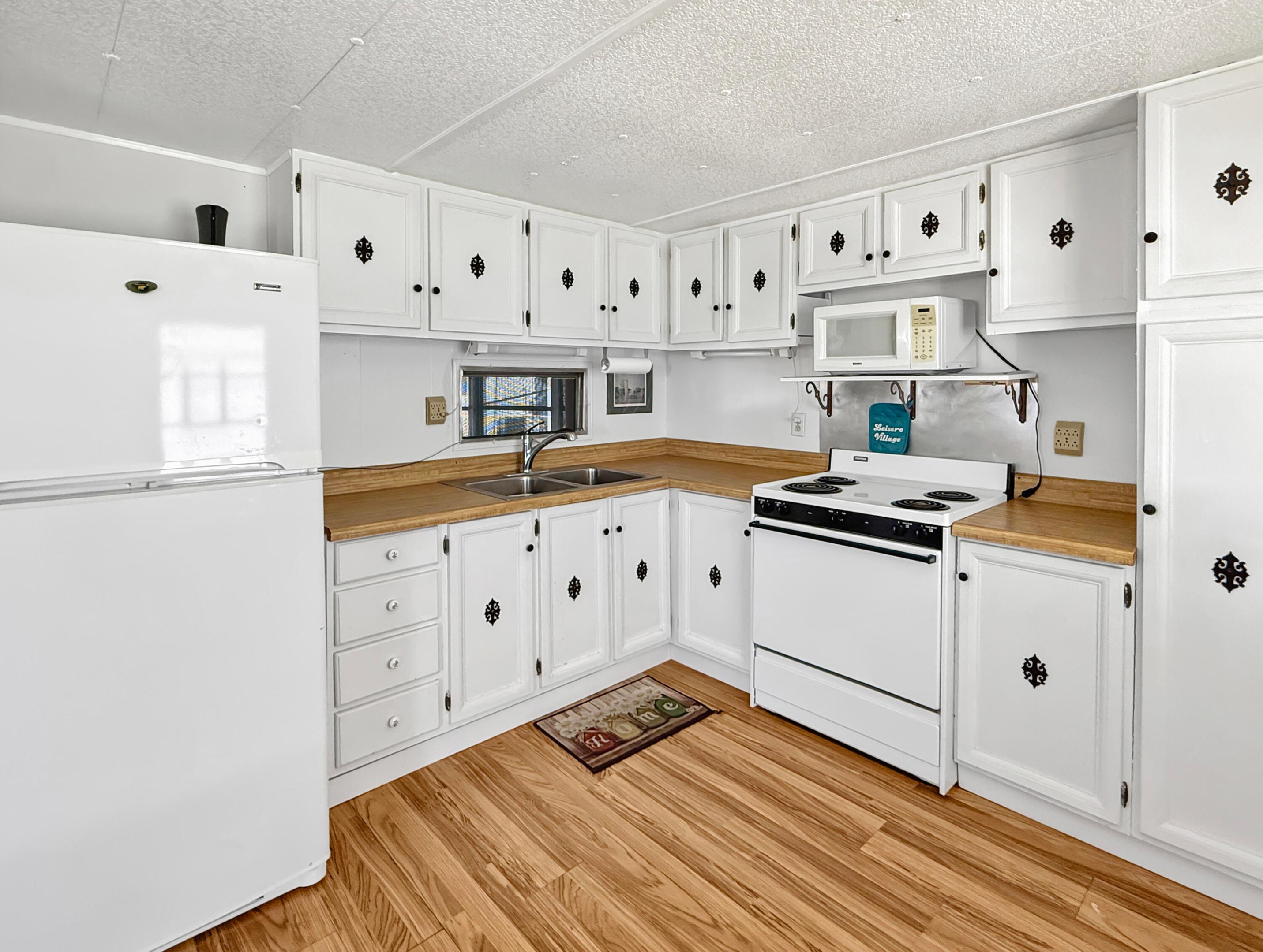 143 Se Easy Street Property Photo 8