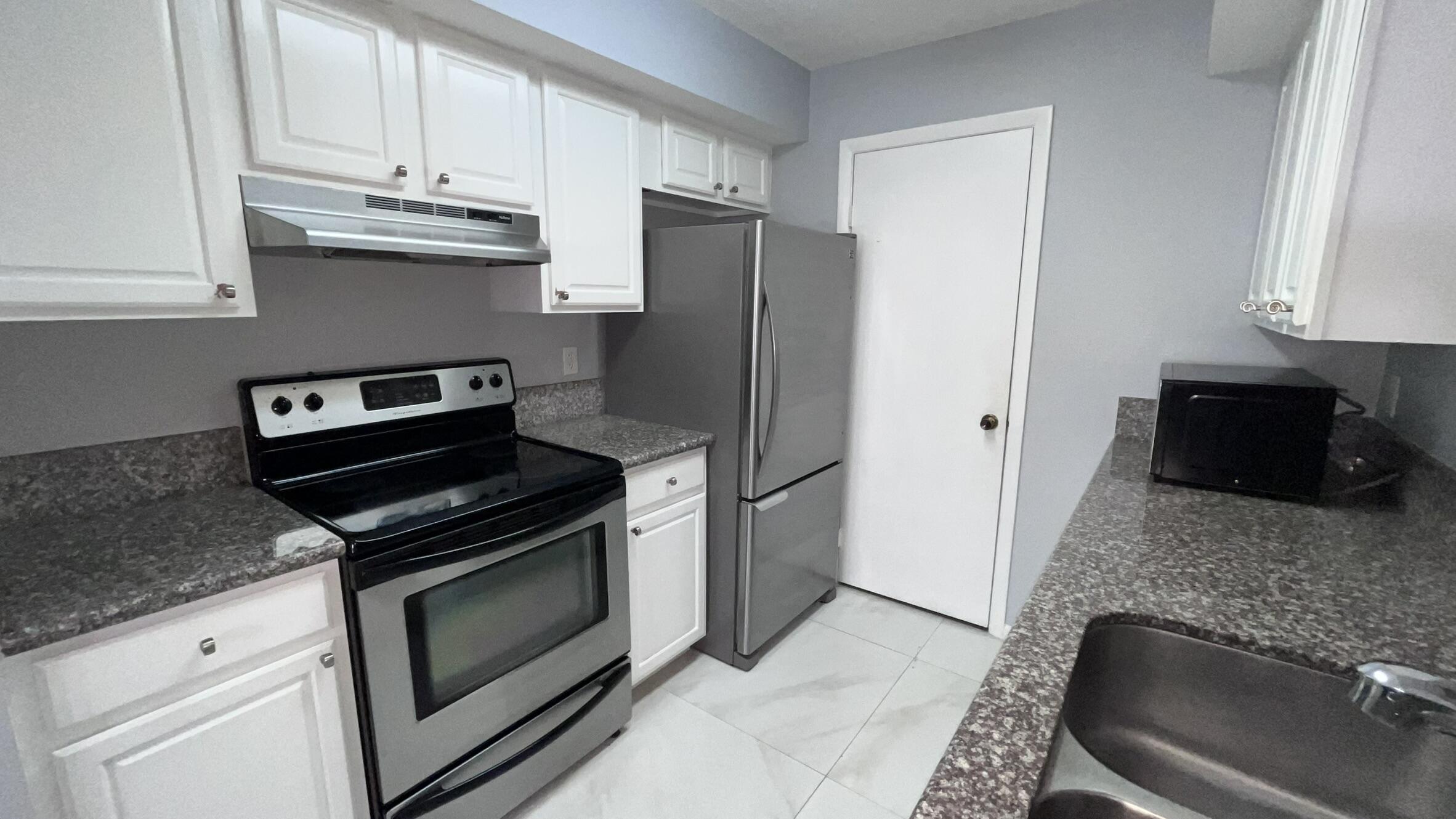 815 W Boynton Beach Boulevard 11-107 Property Photo 3
