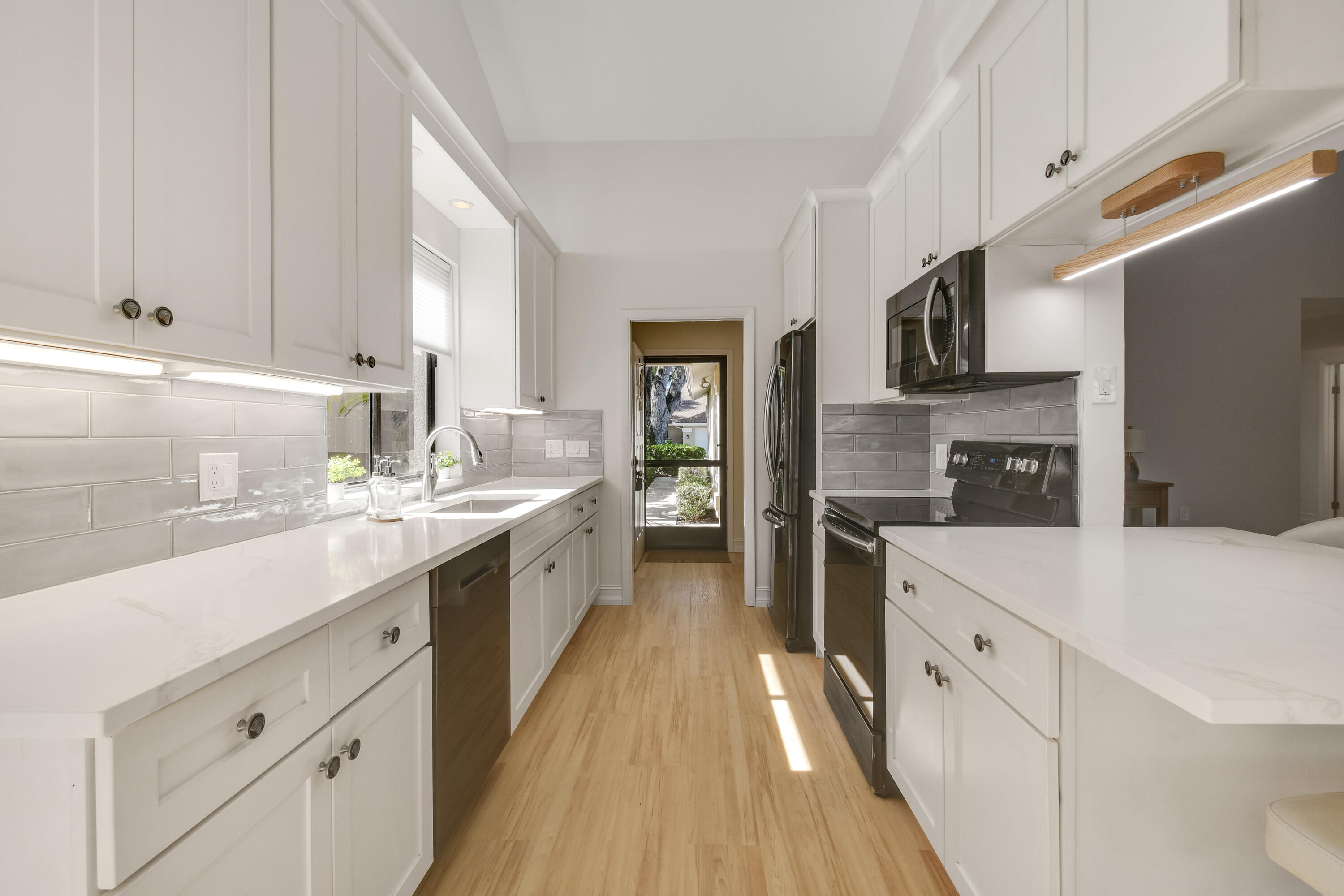 137 Harbourside Circle Property Photo 8