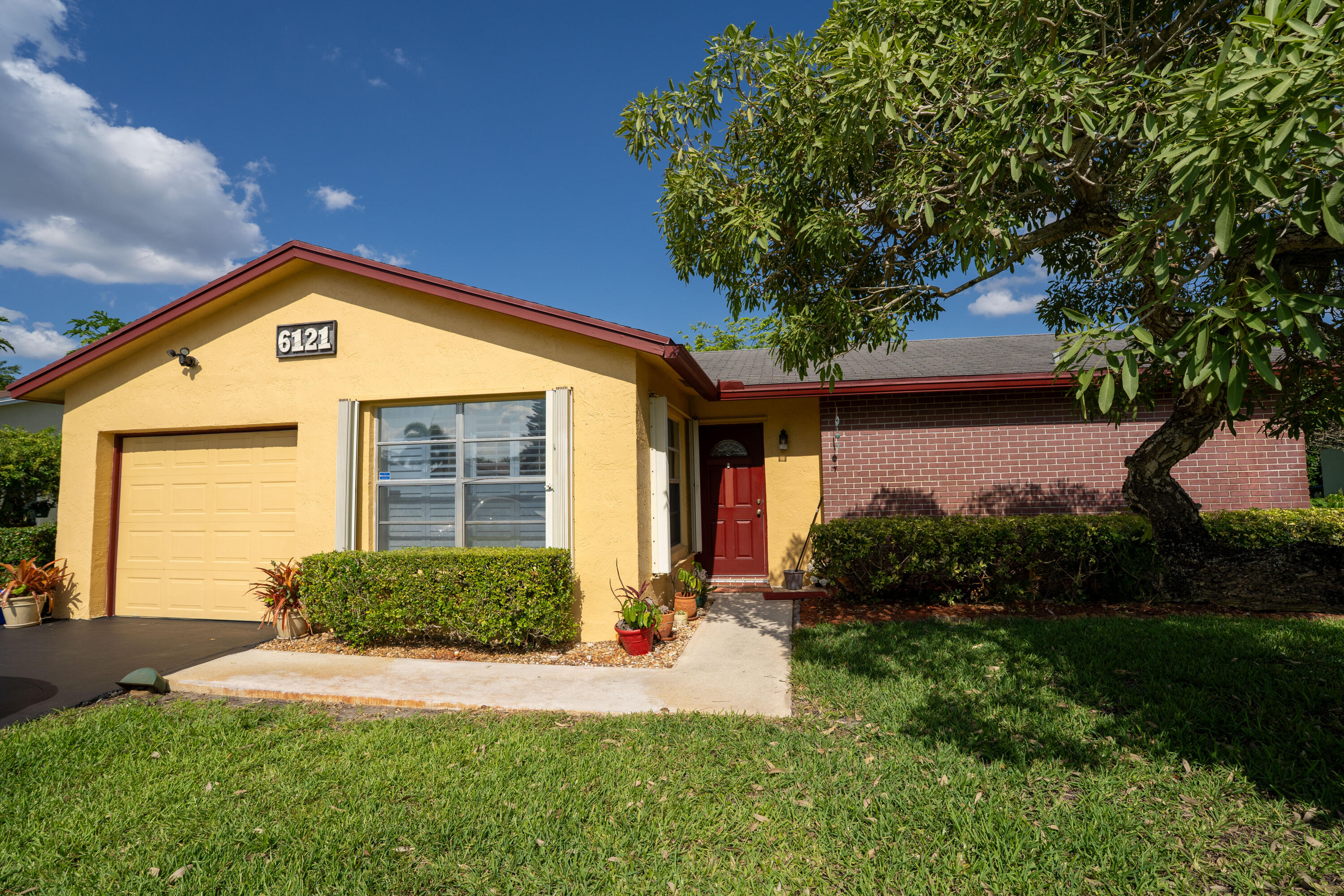 6121 Rainbow Circle Property Photo 4
