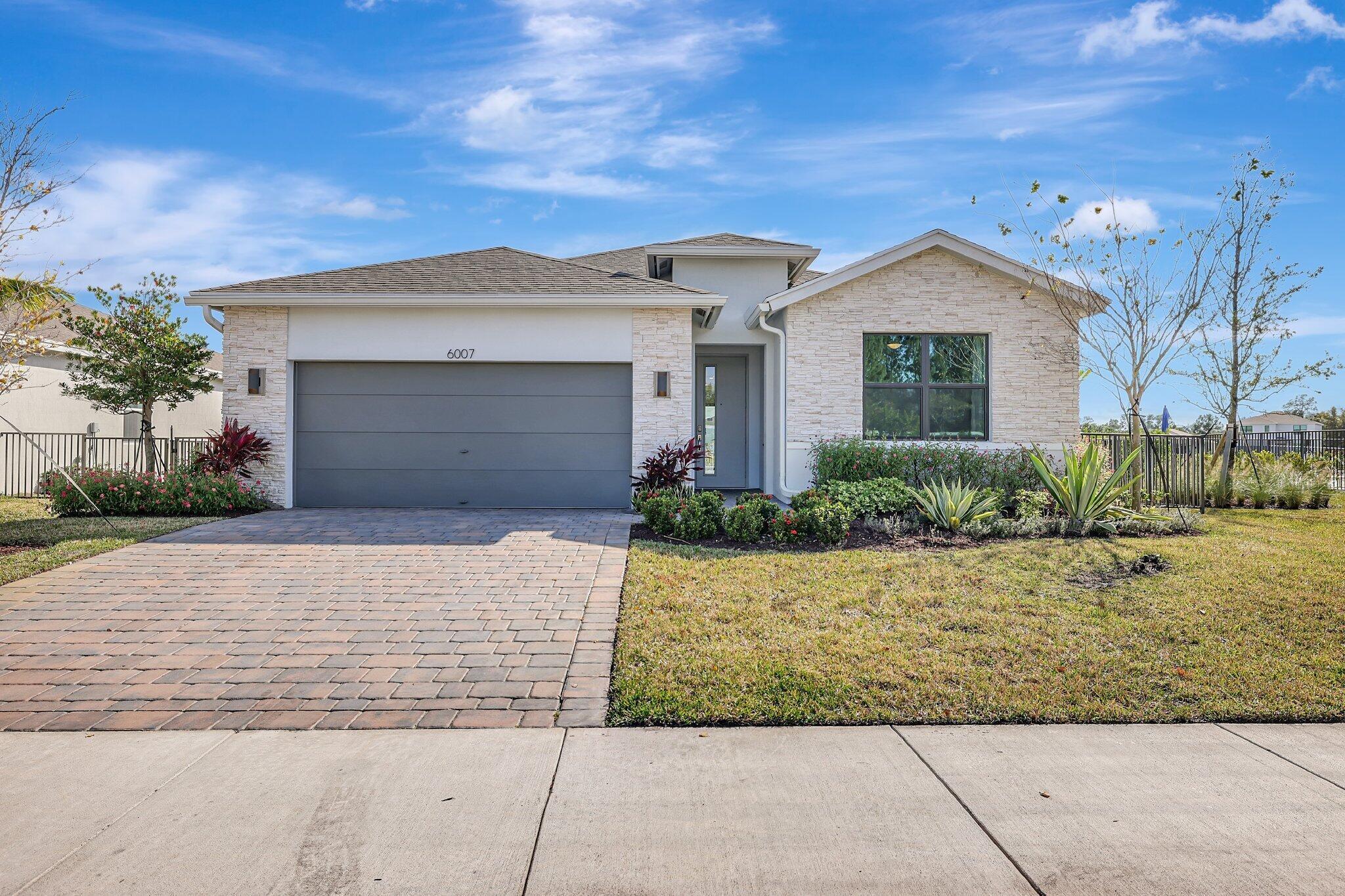 6007 SE Skyblue Circle Property Photo 1