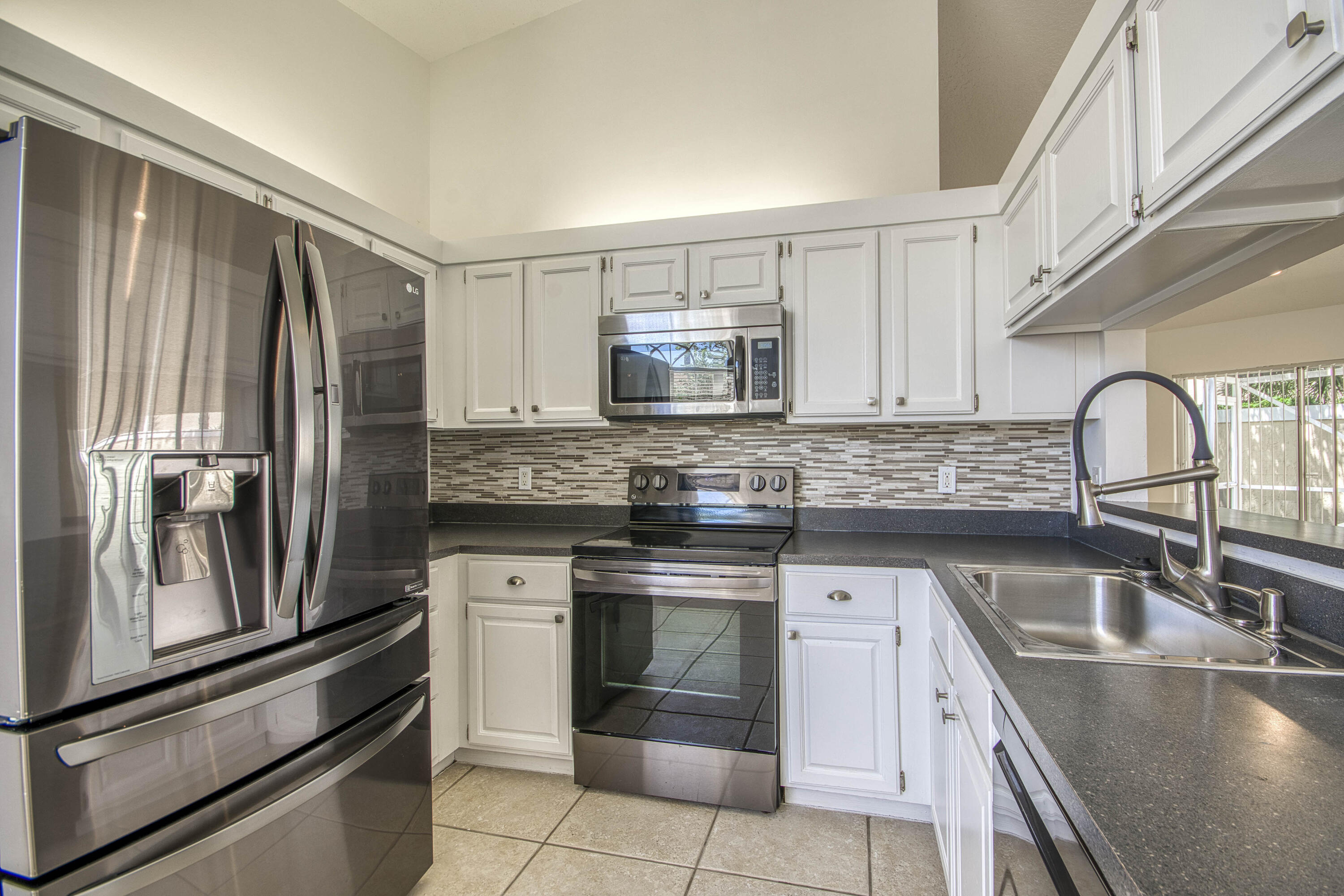 252 Moccasin Trail W Property Photo 2
