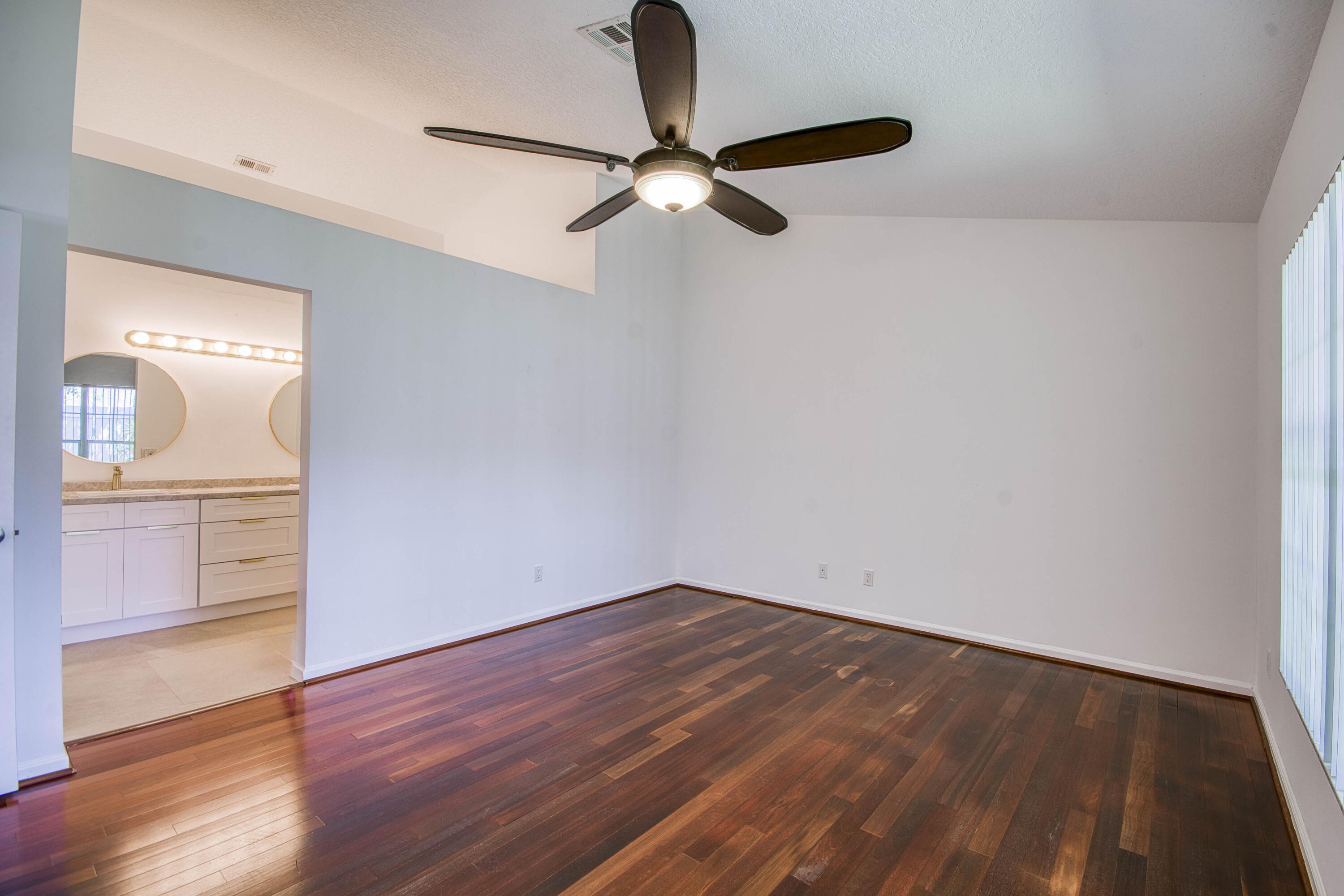 252 Moccasin Trail W Property Photo 8
