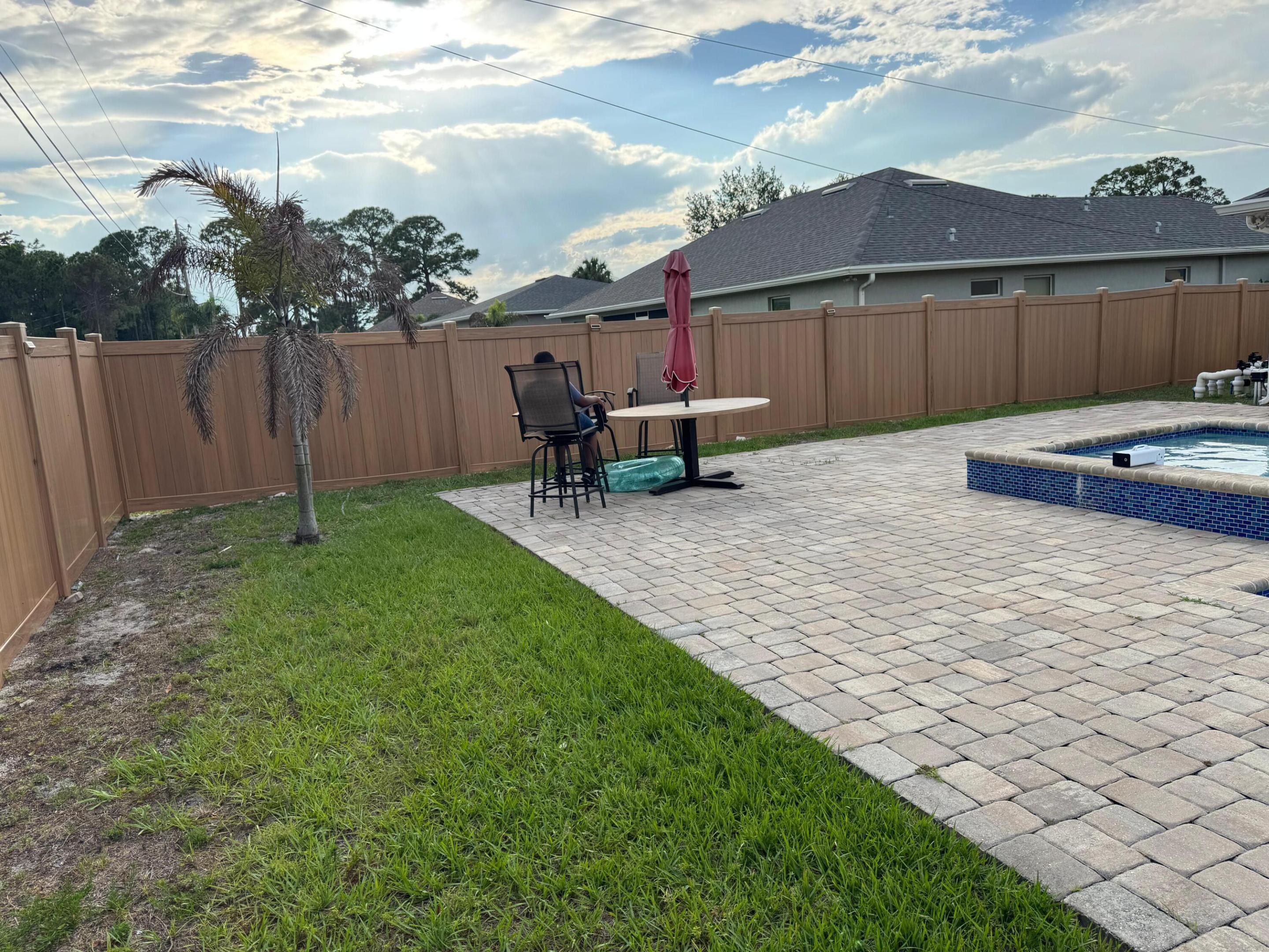 170 Sw Pilsner Circle Property Photo 3