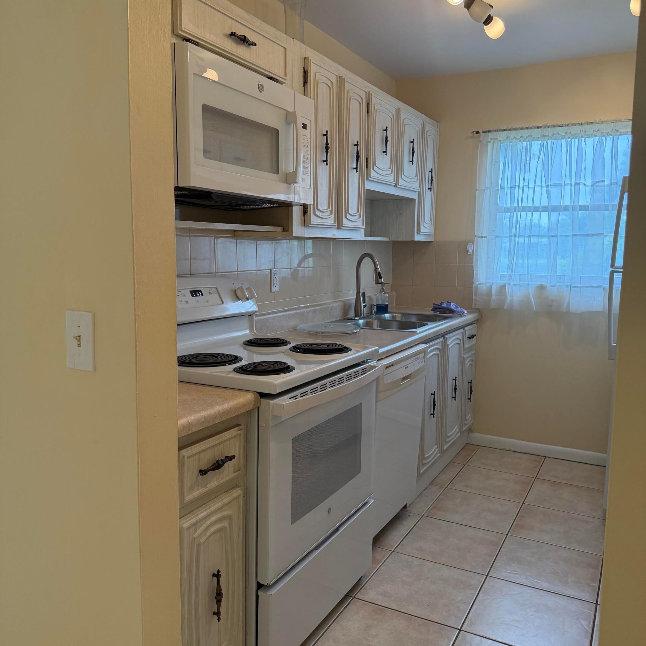 707 High Point Boulevard N Unit C Property Photo 8