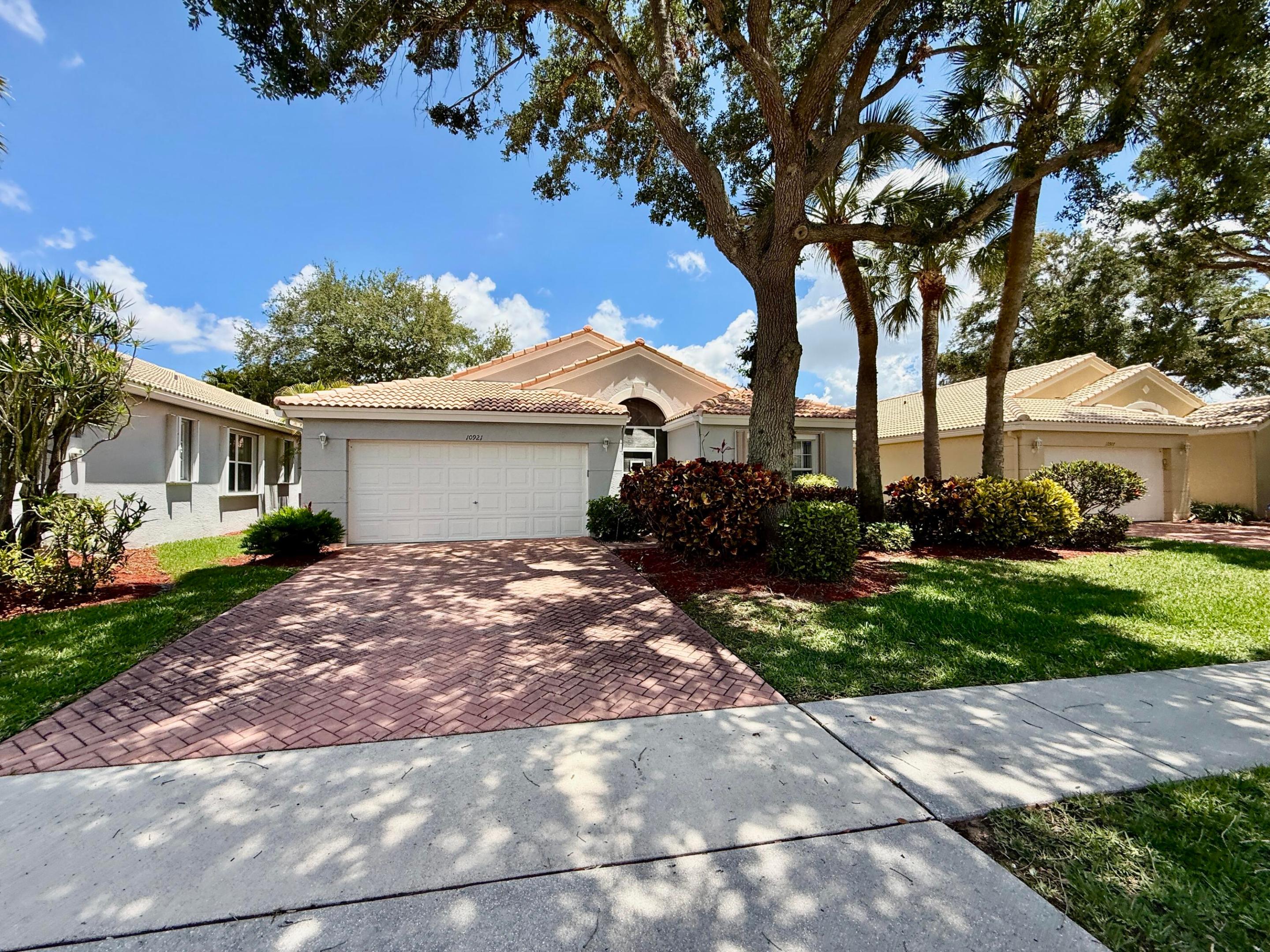 10921 Royal Caribbean Circle Property Photo 4