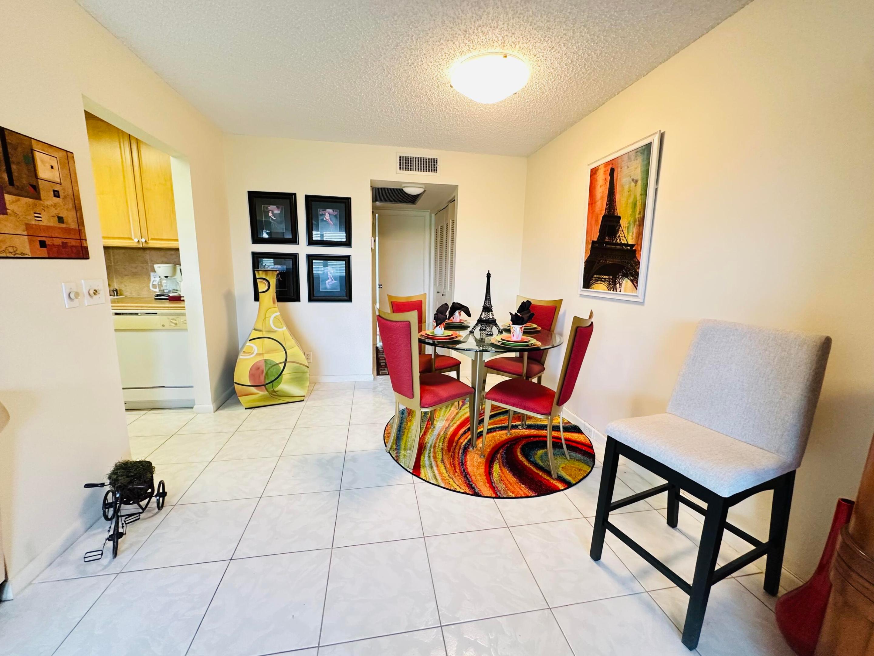 4038 Berkshire B Property Photo 4