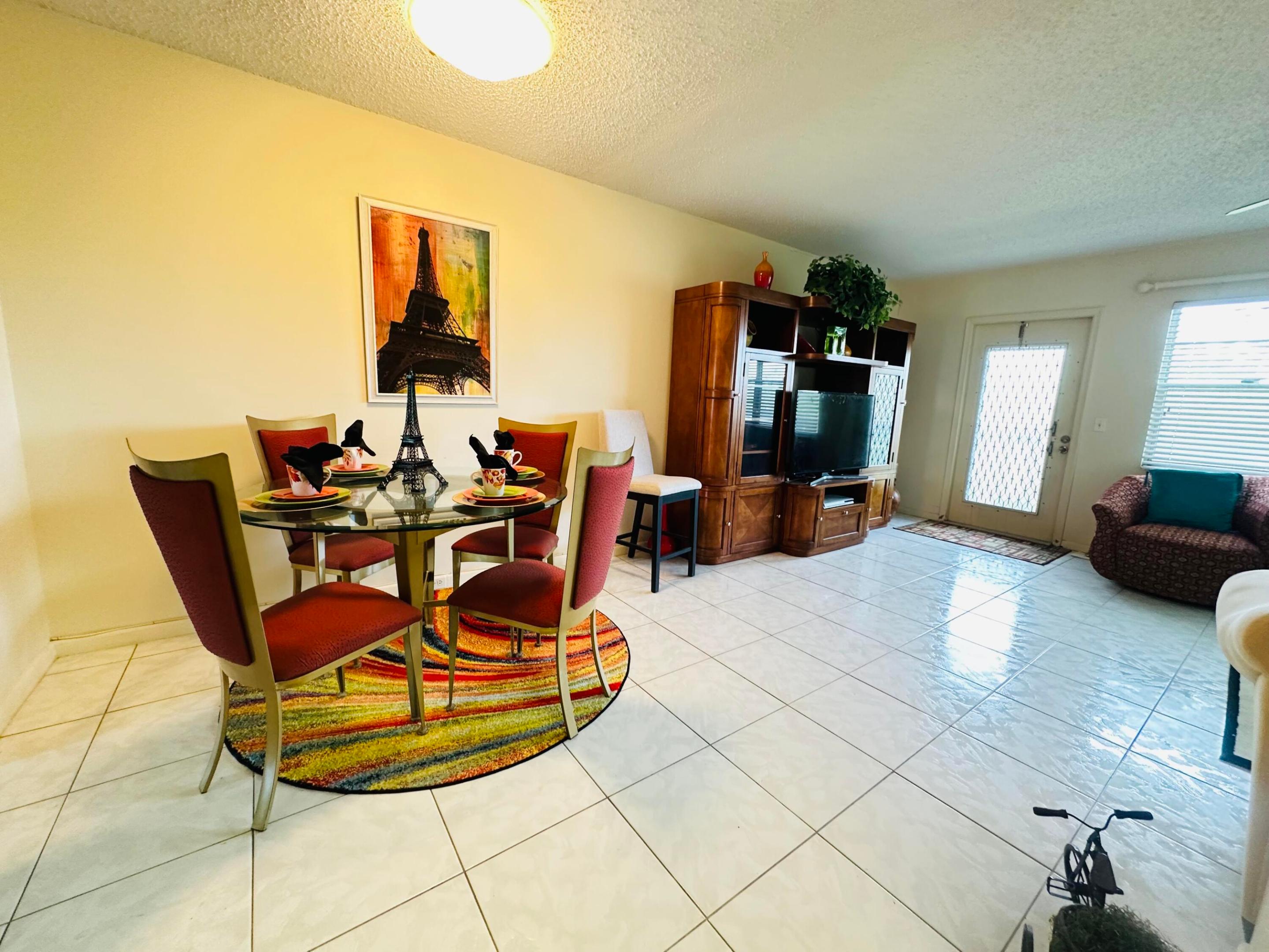 4038 Berkshire B Property Photo 6