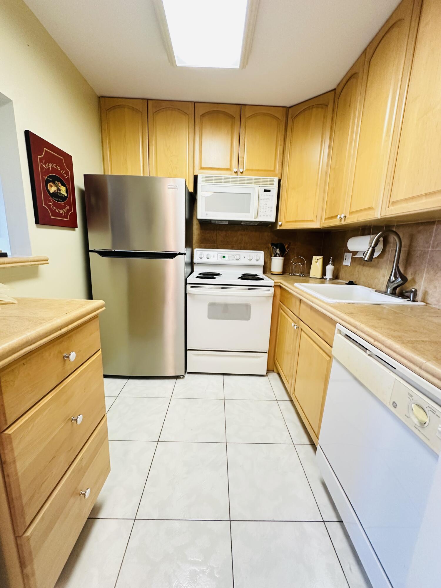 4038 Berkshire B Property Photo 7