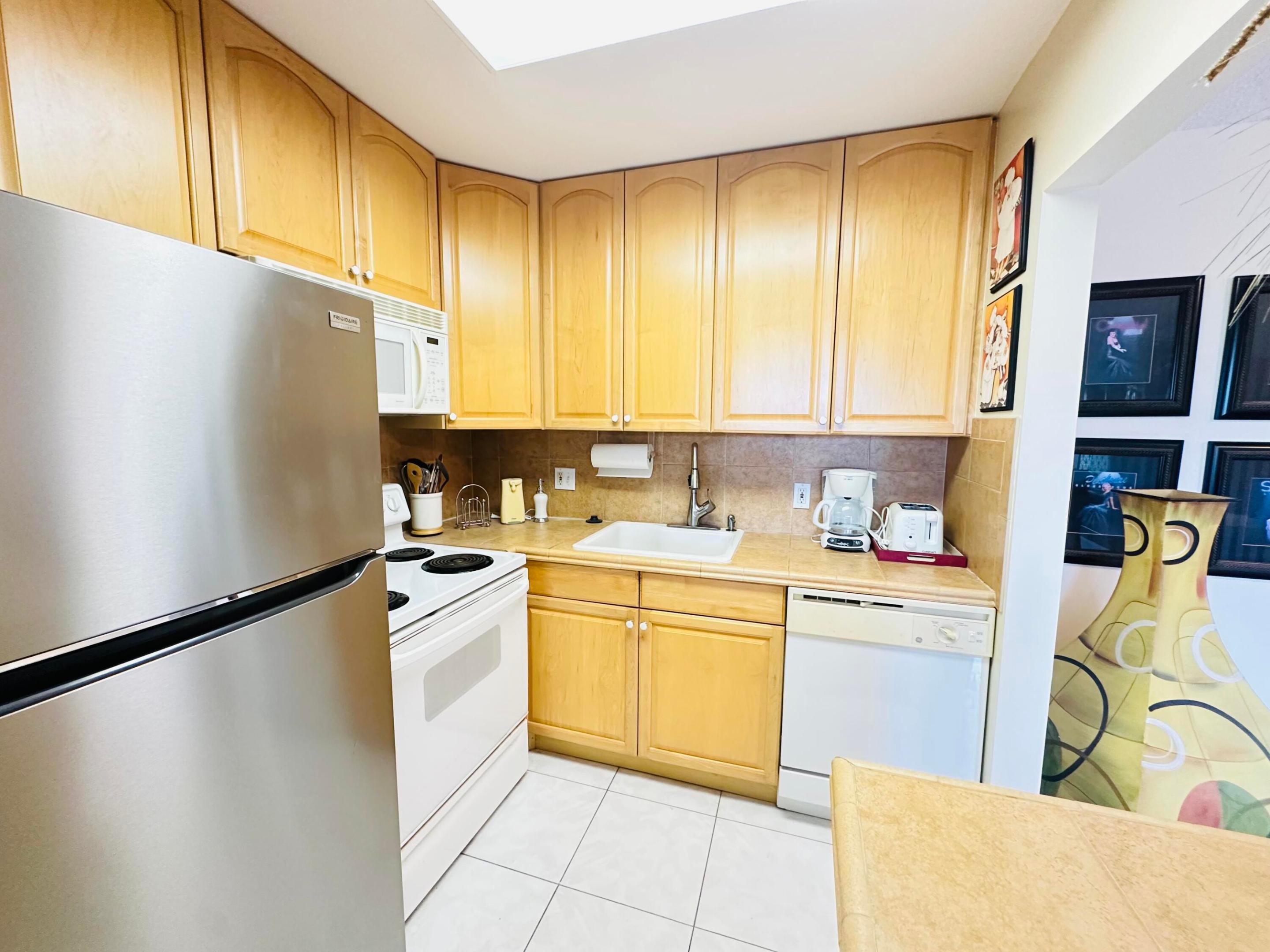 4038 Berkshire B Property Photo 8