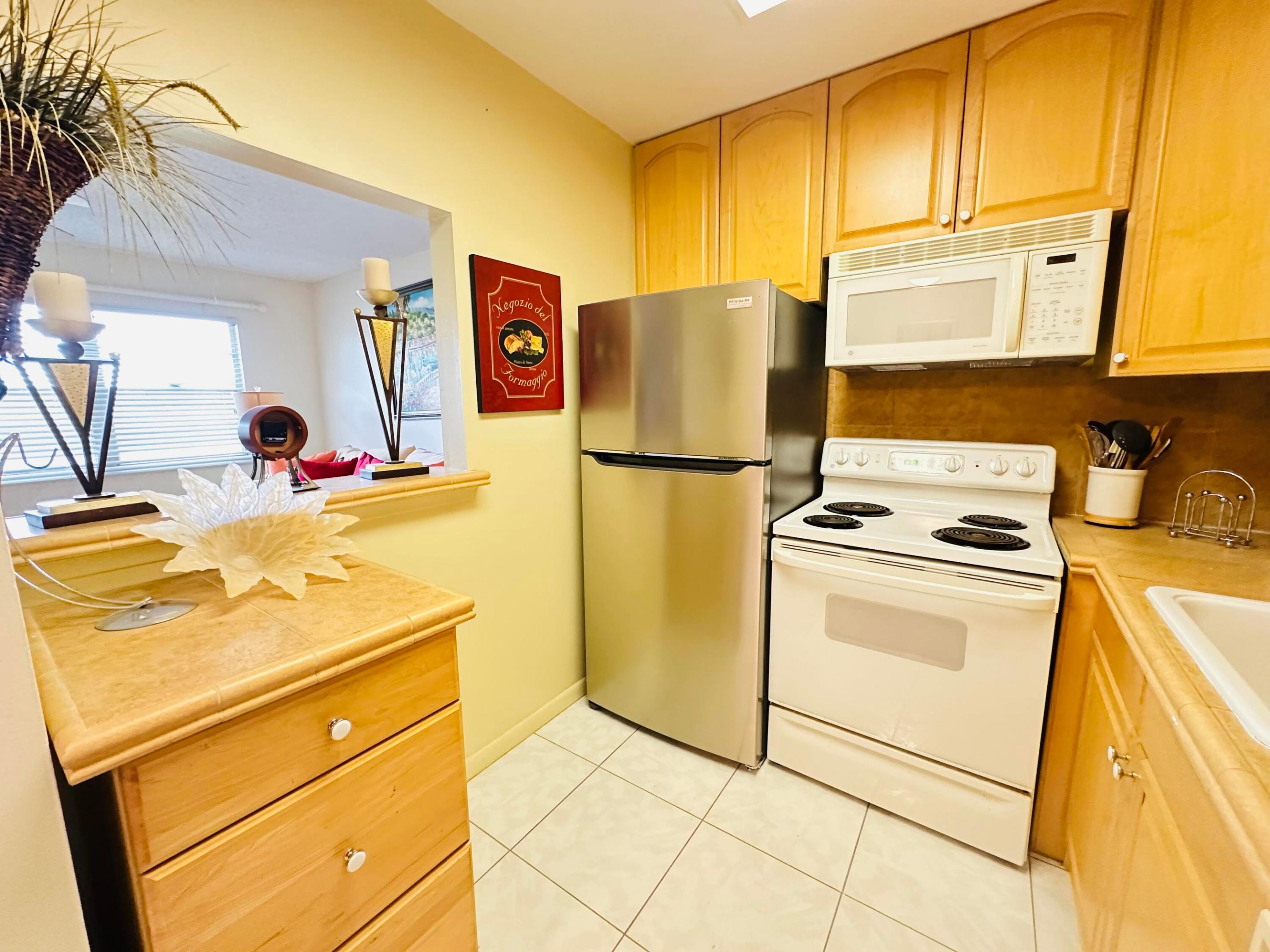 4038 Berkshire B Property Photo 9