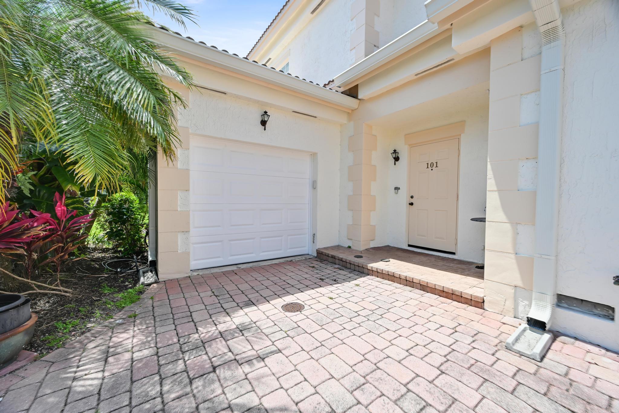 568 7th Square Property Photo 1