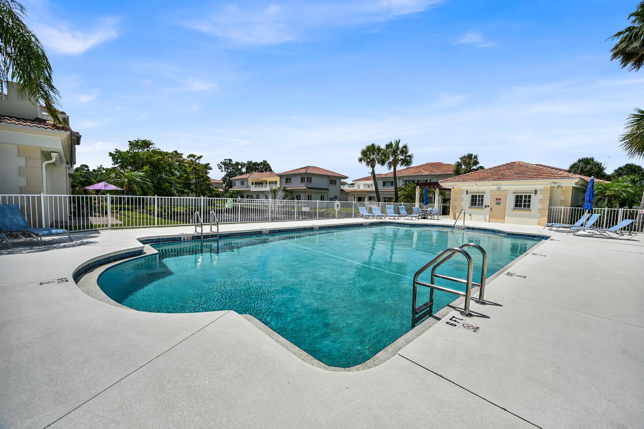 568 7th Square Property Photo 3