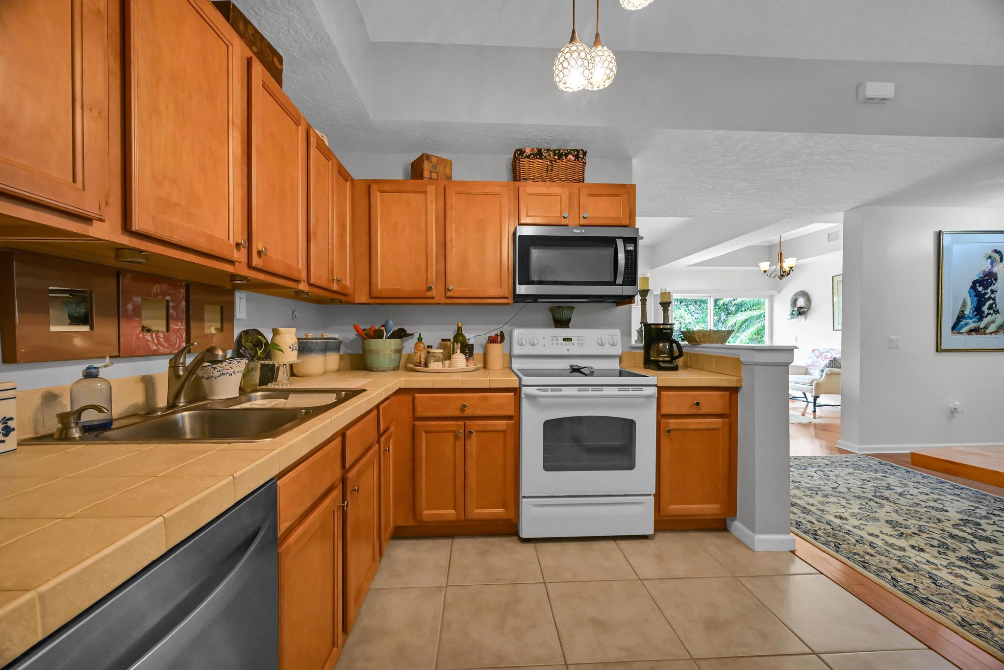 568 7th Square Property Photo 4