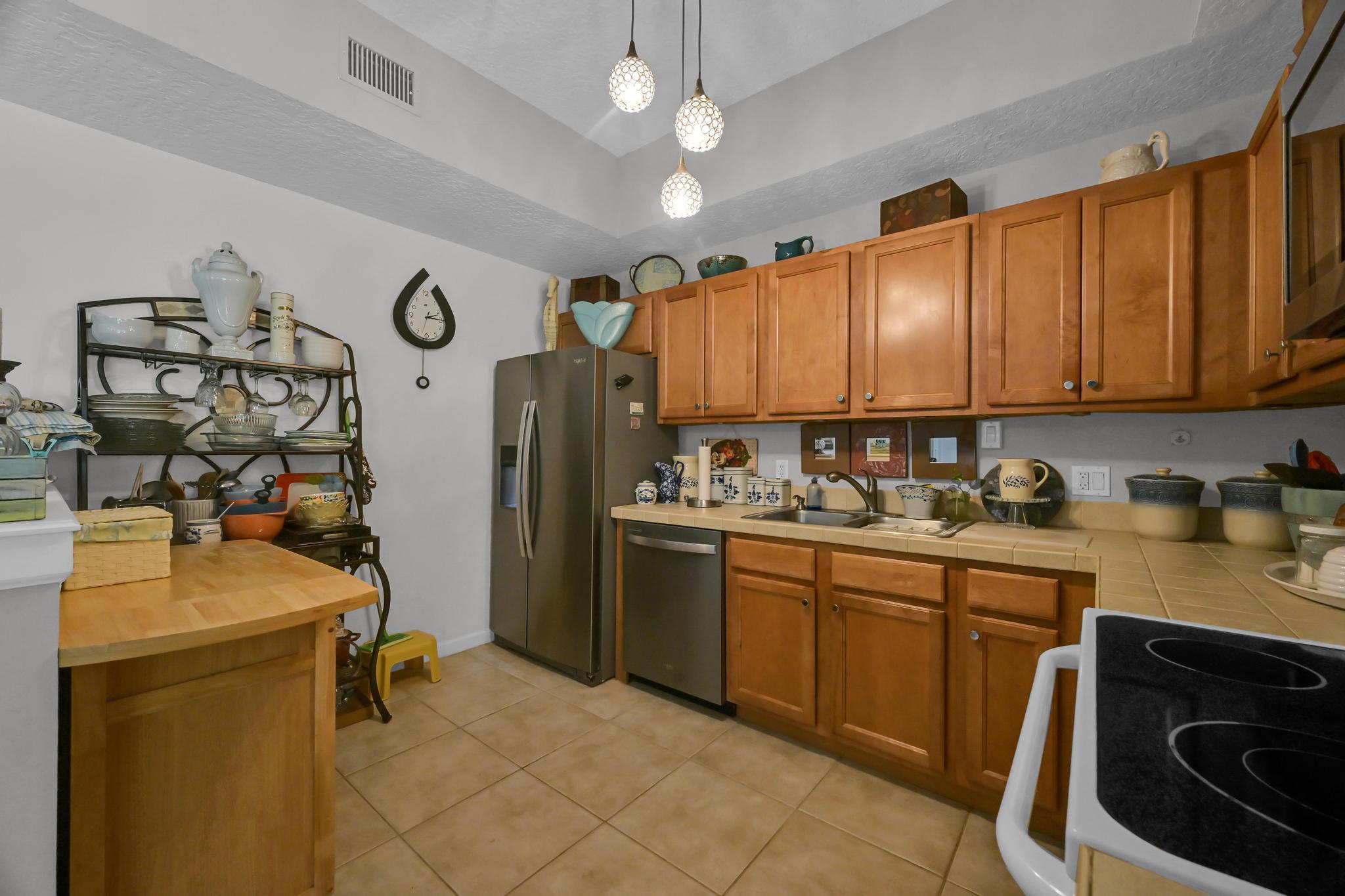 568 7th Square Property Photo 5