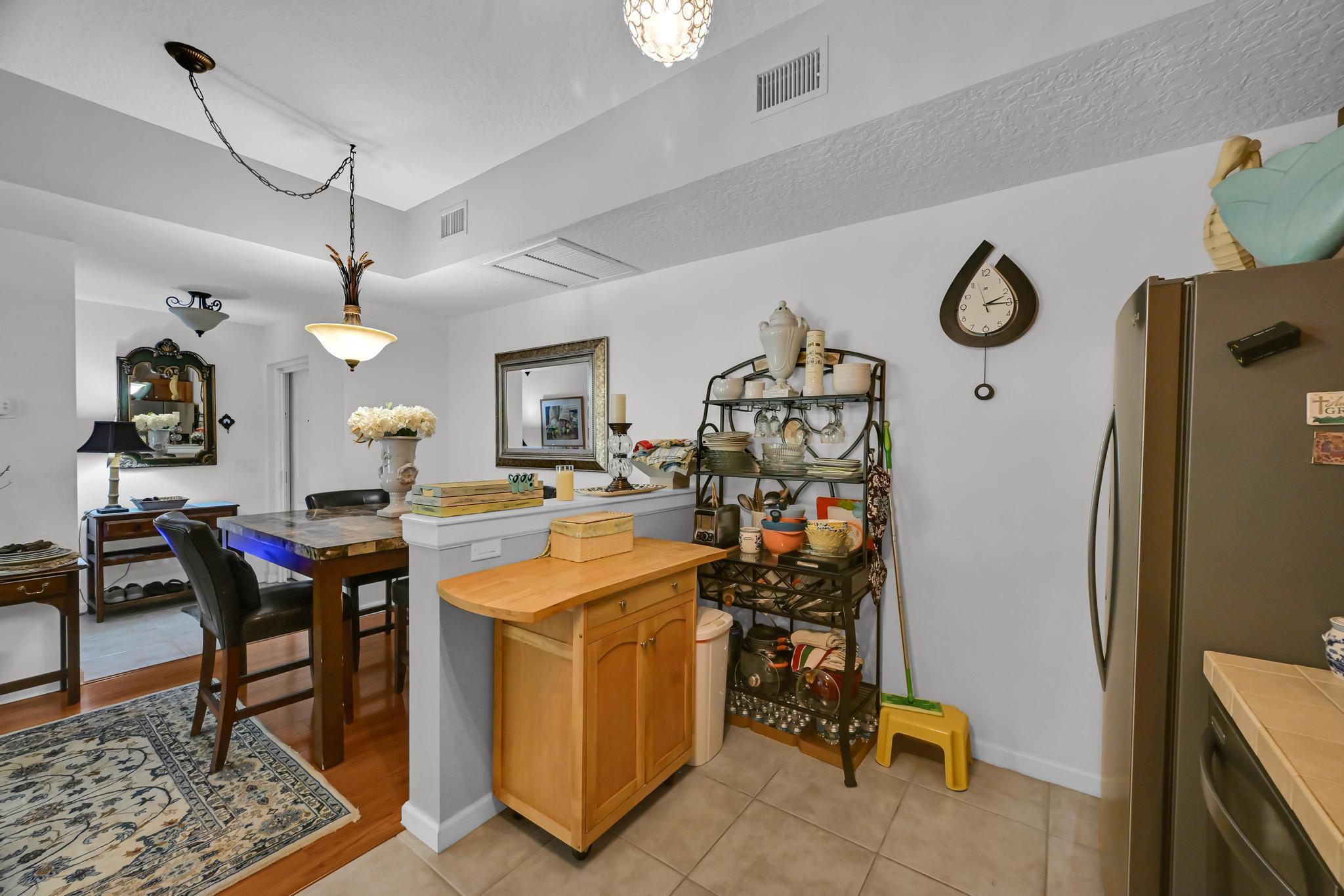 568 7th Square Property Photo 16