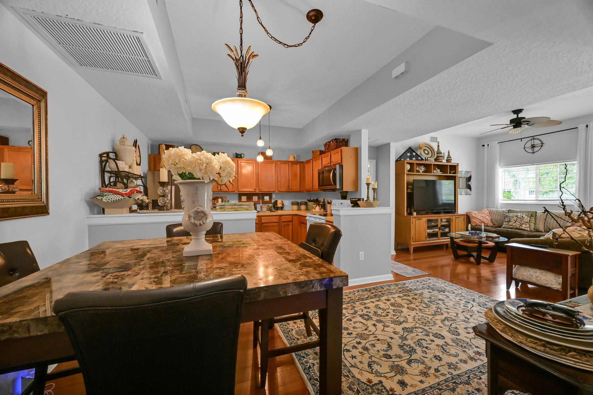 568 7th Square Property Photo 17