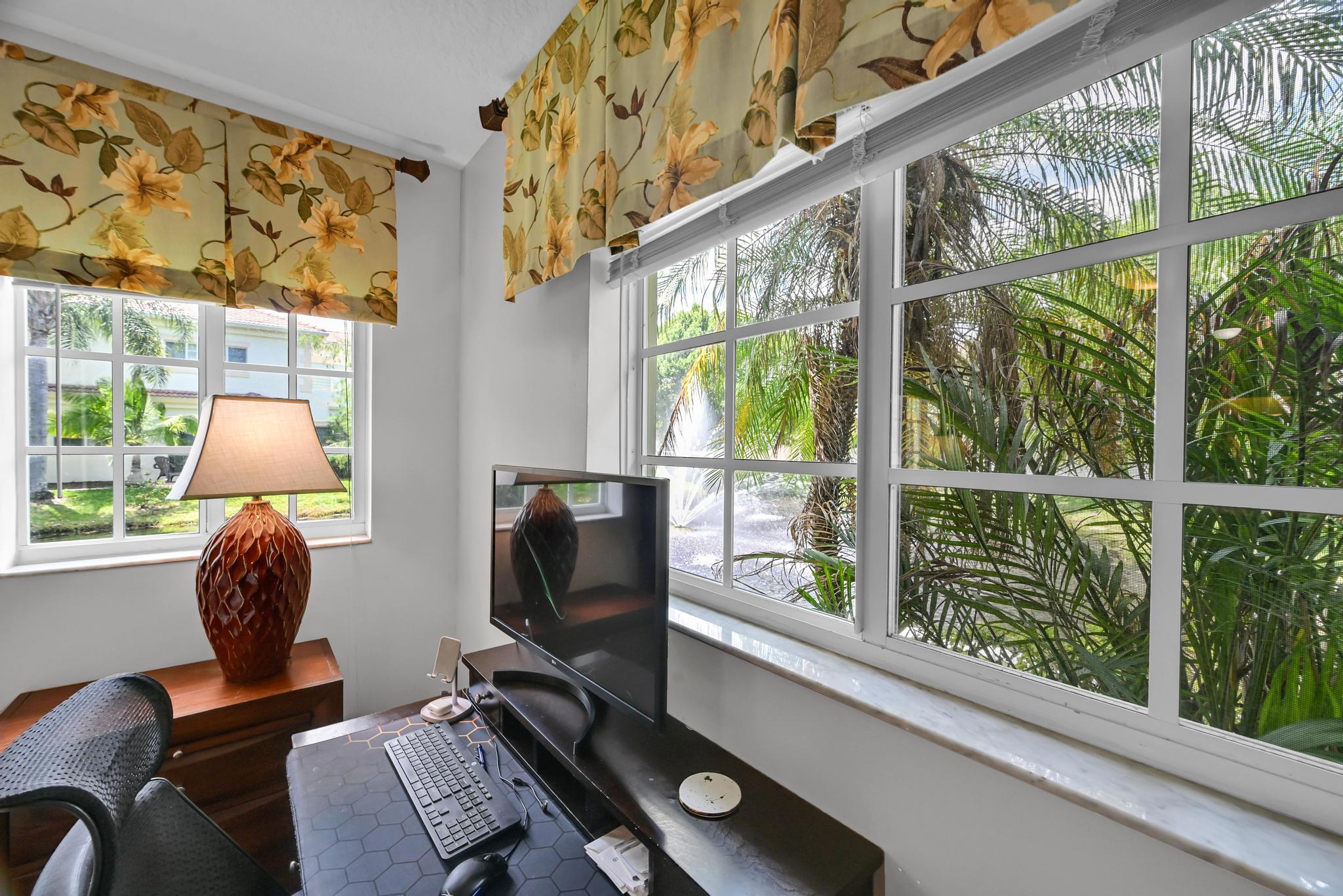 568 7th Square Property Photo 20