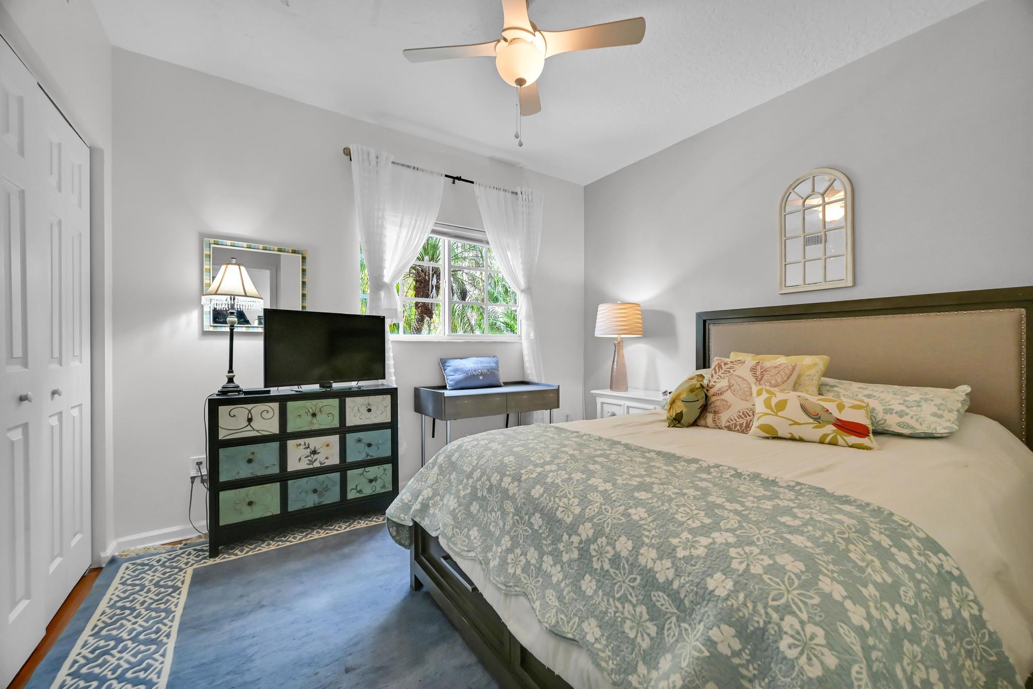 568 7th Square Property Photo 25