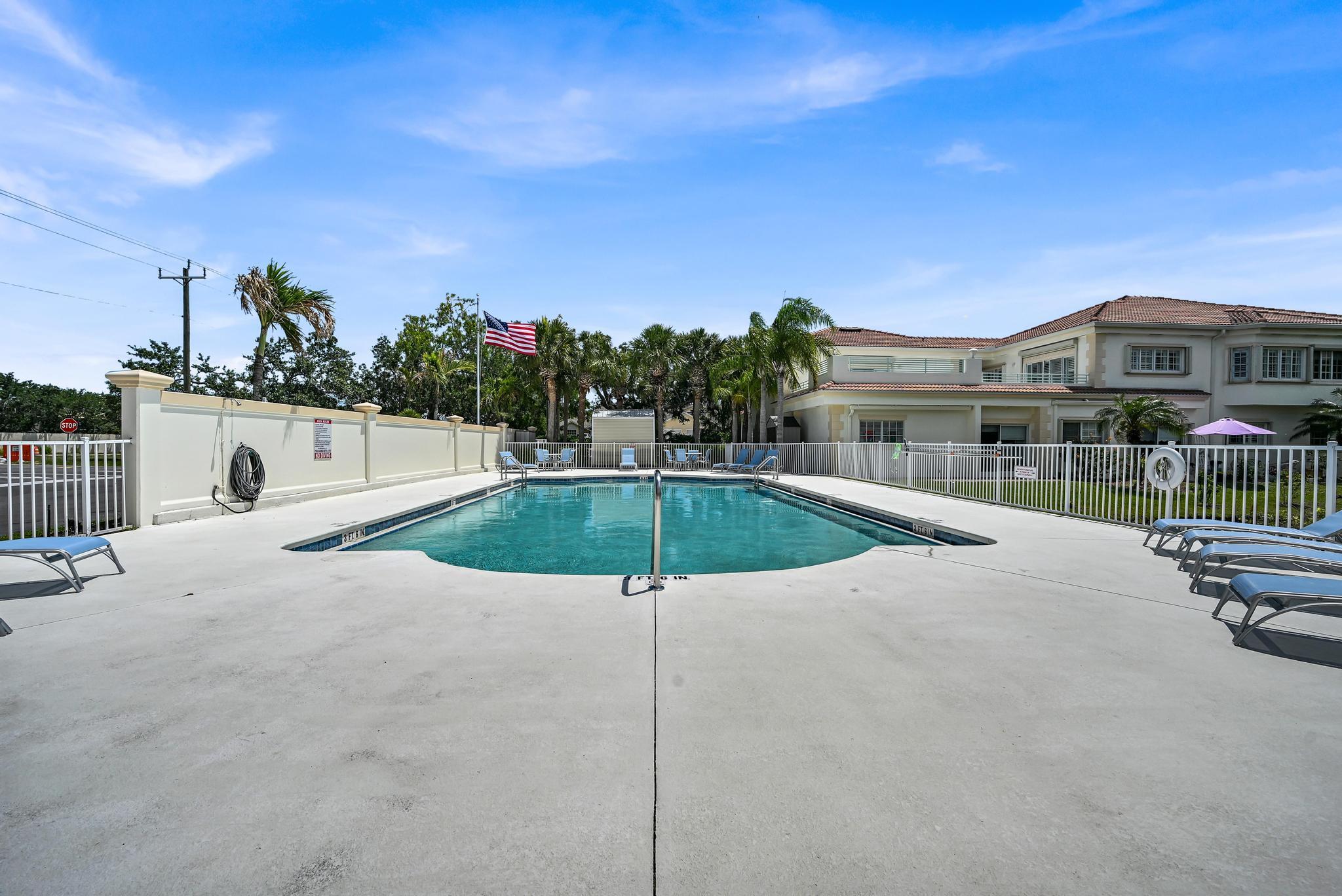 568 7th Square Property Photo 34