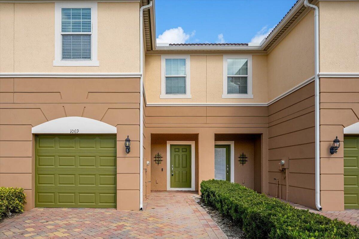 1069 Normandie Way Property Photo 1
