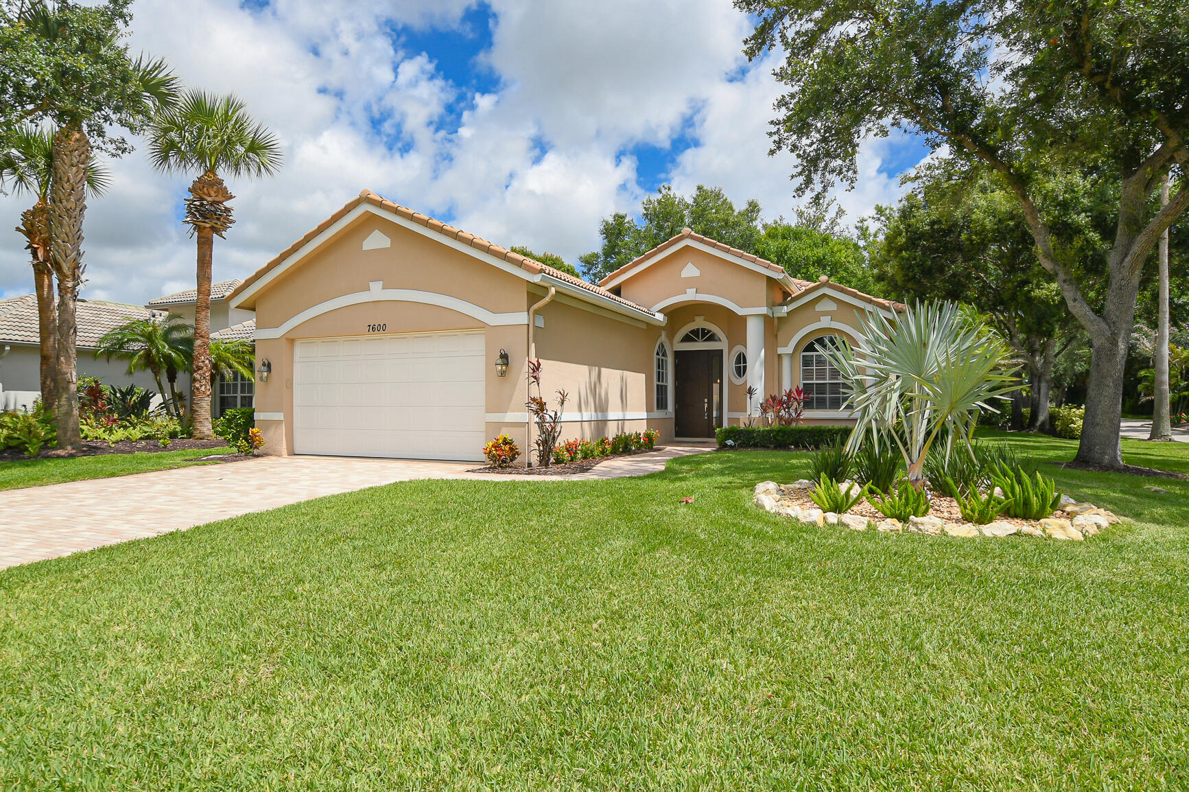 7600 Greenbrier Circle Property Photo 1