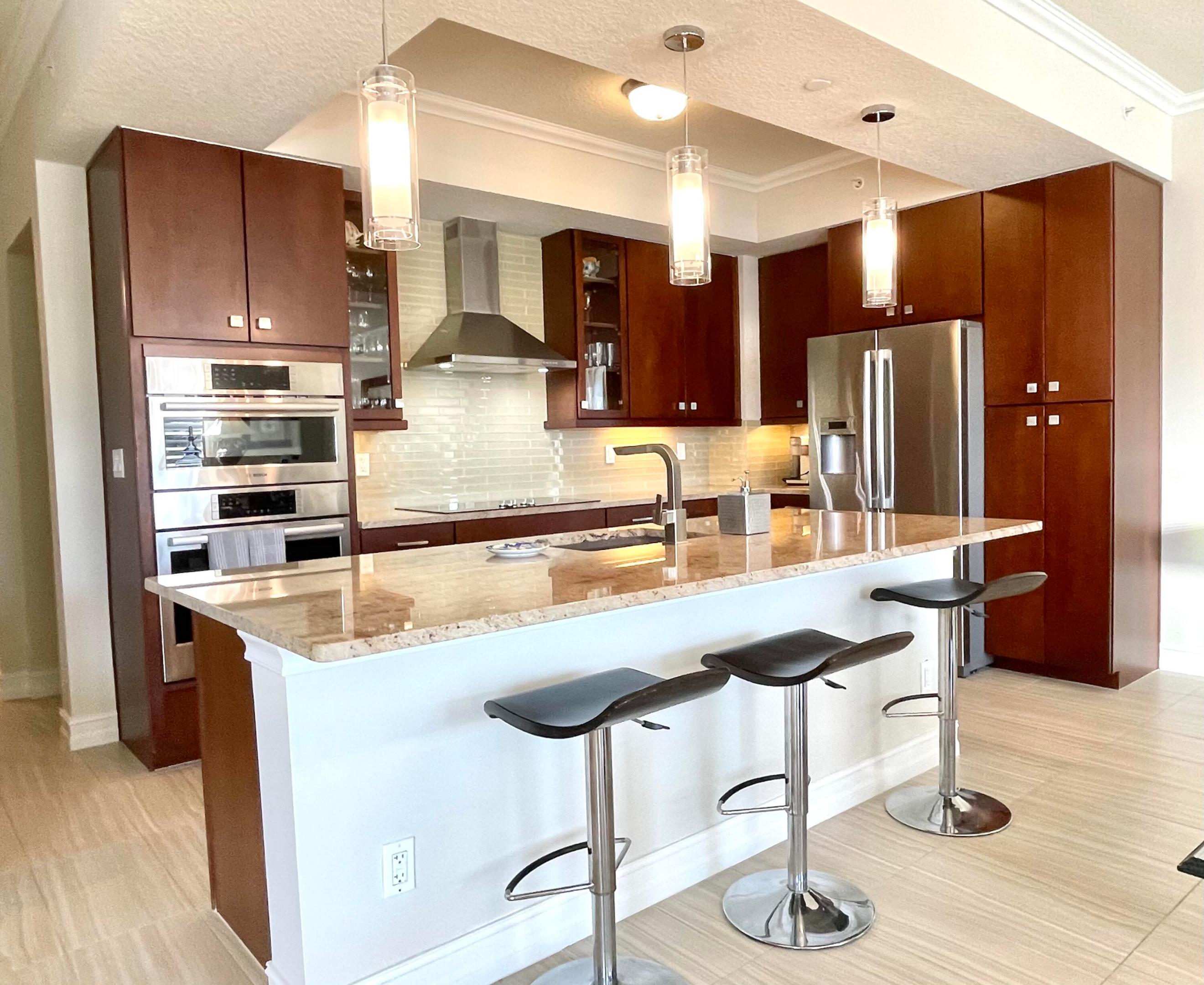 431 Bay Colony Drive N Property Photo 4