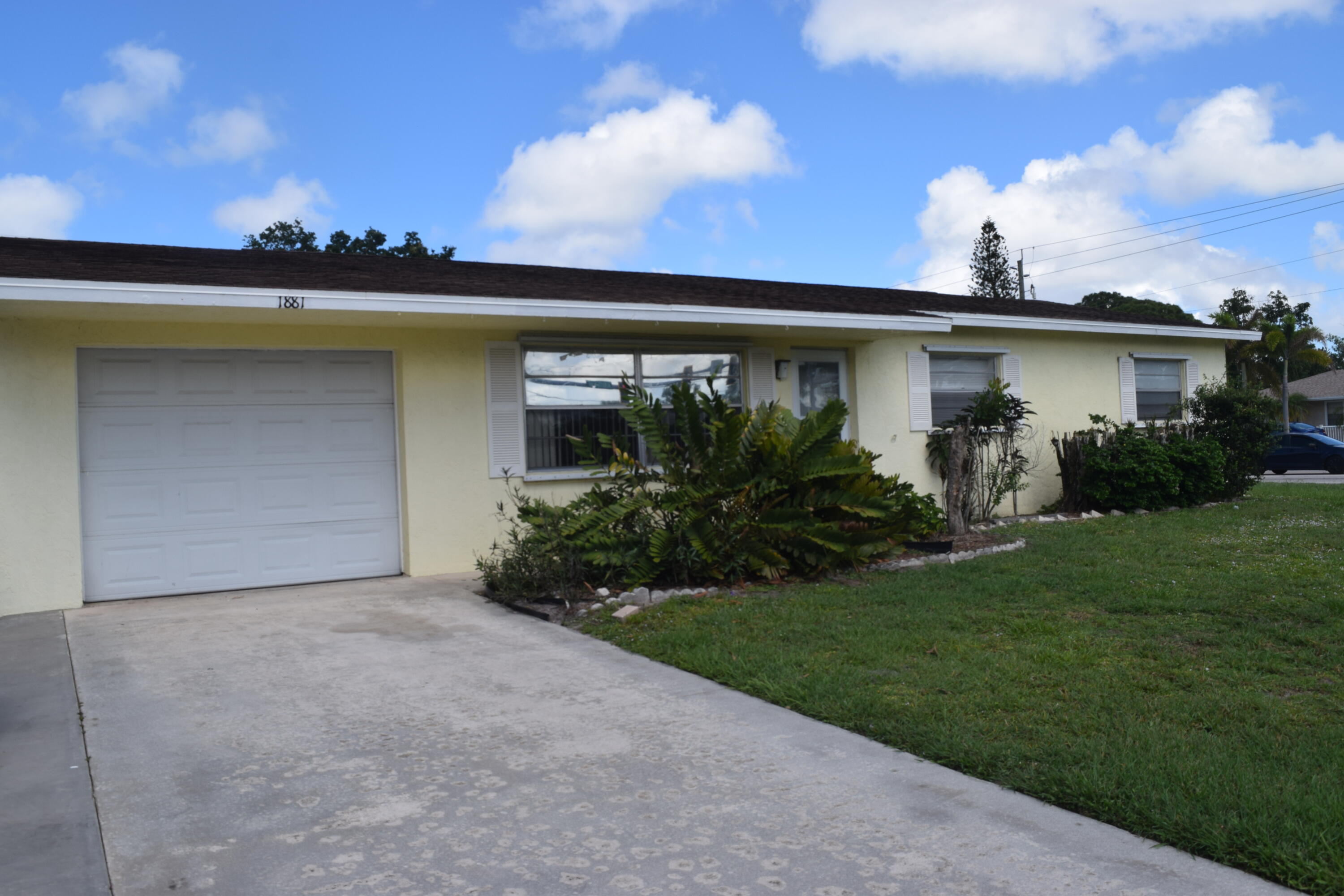 1881 SE Airoso Boulevard Property Photo 1