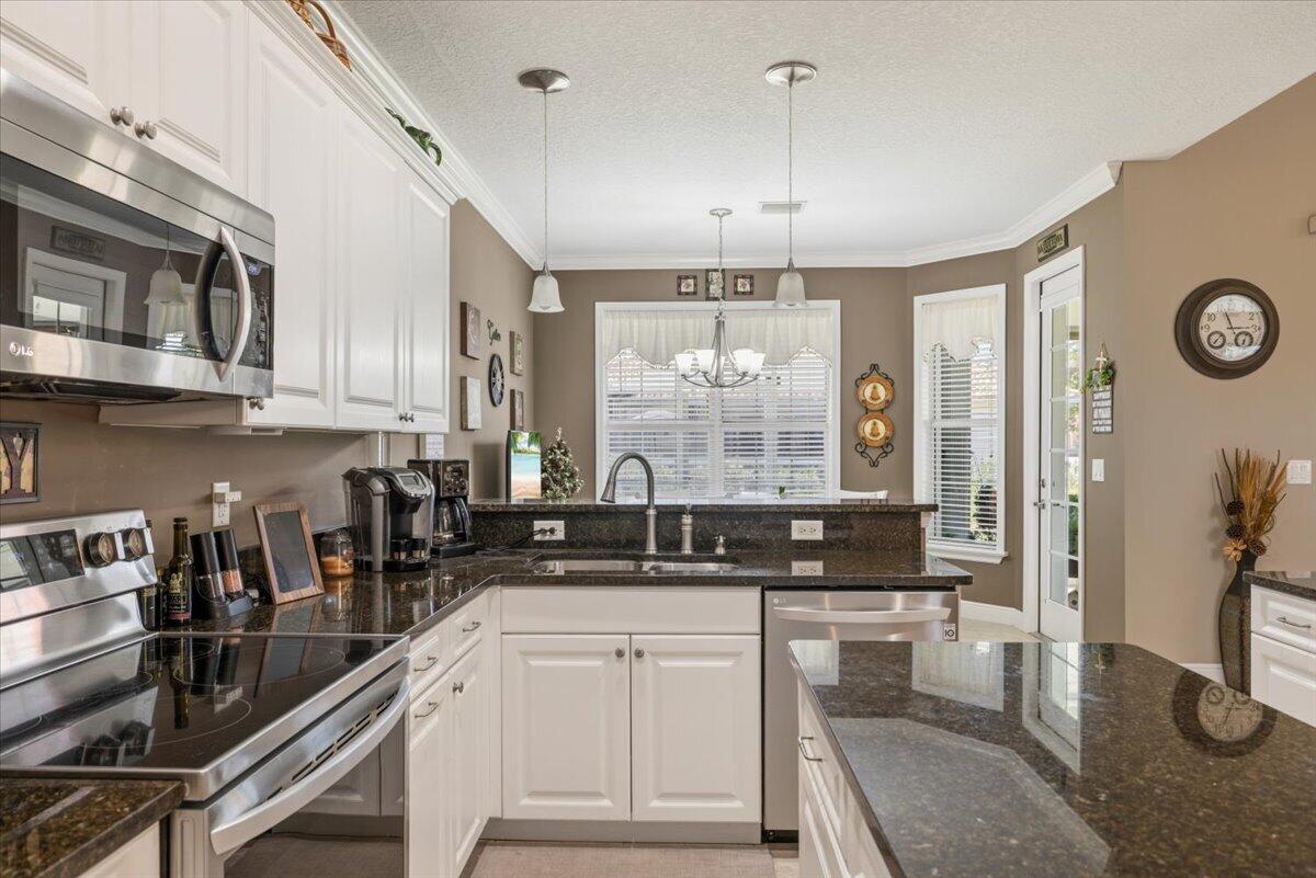 5828 Pine Ridge Circle Property Photo 12
